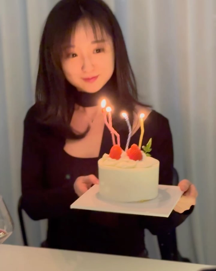 올해도 누구보다 빠르게 한 살 먹구요,
먼저 서른 하나 갑니다. 다들 천천히 오십쇼🫡
올해도 고마워 알라봉들🫶🏻