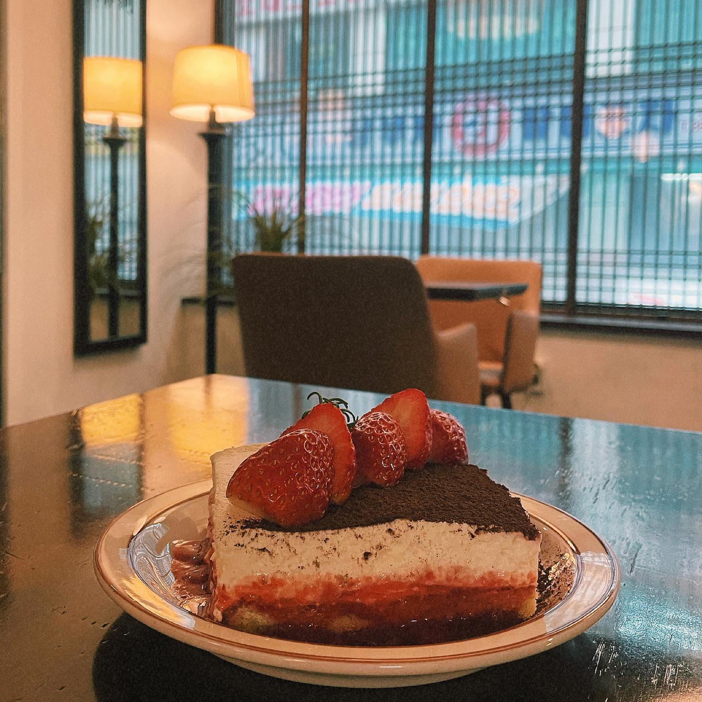 딸기가 맛있는 요즘,,!🫶🏻
🍓러버들을 위해 남기기.

📌범계역 인근 카페조각
#딸기티라미수 맛집 #카페조각
여긴진짜 디저트 맛집 내 단골카페:)

📌혜화역 인근 헤이커피
여긴 케이크 진짜 다먹어봐야해,, #헤이커피
솔직히 시그니처 음료도 먹고싶었지만
#케이크맛집 이라 케잌시키면서 아아시키게 되는곳

👀저장해두고 꼭 가보기:)