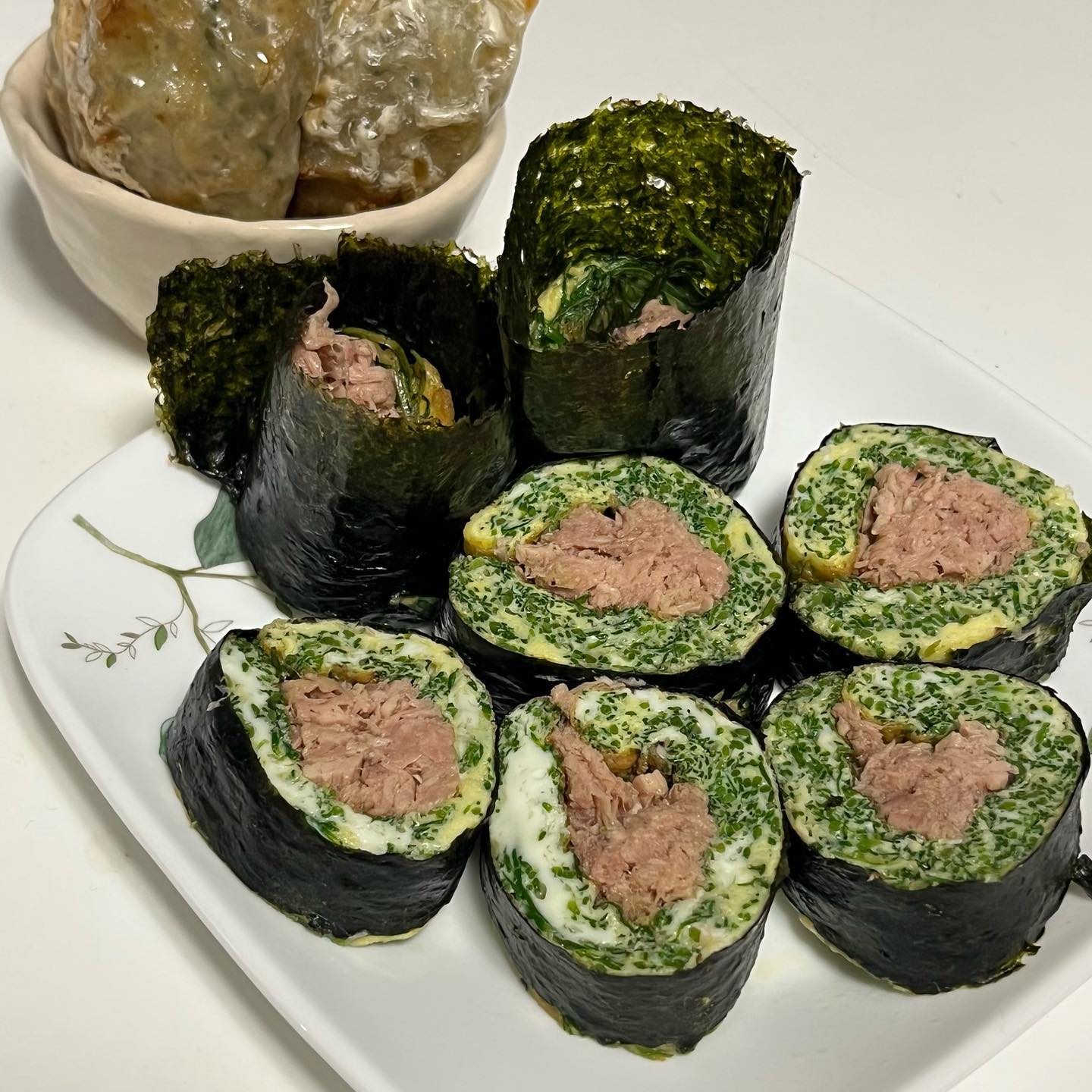 2달만에 저녁 올리는,,게으름뱅이,,
진ㅉㅏ 대충만든 김밥,,

#밥없는김밥 

세발나물을 잘 헹구고 
그냥 대충 계란 1~2알 까서 
대충 섞고 후라이팬에 한번에 두껍게 냅다 부어버리기
그 사이에 참치 캔 기름 빼기

세발나물지단 뒤집어주고 앞뒤 노릇하면 꺼내서 잠시 식혀두기 

그 사이에 김 꺼내기 

식힌 김 위에 세발나물지단 올리고 참치 한캔 싹싹 올려서 냅다 말아버리기

#쿡앤라킷_집밥