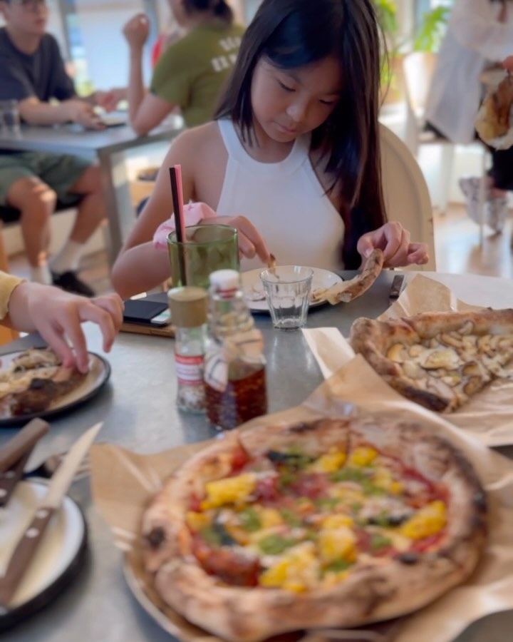 맛있어서 주문하다보니 세판째🍕
이집 넘버원은 독보적 버섯 피자였다🍄‍🟫

#지겨운황리단길코스를피하는방법#경주피자맛집#경주맛집
#경주아이와가볼만한곳#동선최소화여행