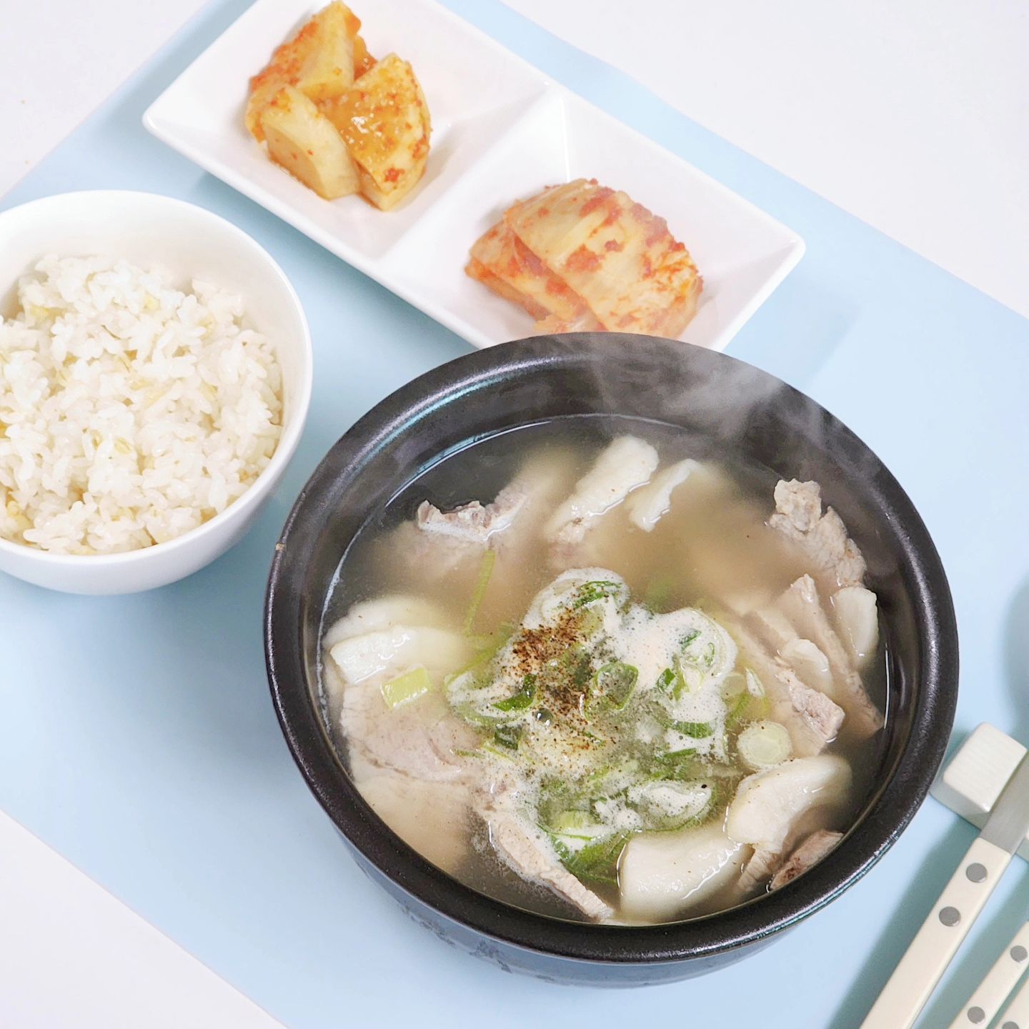 #돼지국밥 집에서 먹는 여자 

부산에서 갓 날아온 따끈한 
#돼지국밥밀키트

#나의하루세끼 사장님이 말아주는 
진짜 부산 돼.지.국.밥!!

맑고 깔끔한 국물은 뒷맛이 깔끔 그자체 
얇게 썬 돼지 앞다리는 담백 그자체!

그냥 한소끔 파르르 끓여내기만 했는데 
걍 부산맛집 찾아온 느낌 ☺

대체 여기 못하는게 뭐야... 손맛도랐

취향에 따라 부추무침, 새우젓을 곁들이면 
더욱 제대로 즐길 수 있어요.

냉동이라 추운 겨울에 
쟁여놓기 좋은 밀키트였어요 

#돼지국밥 #겨울밀키트 #자취저녁 #오늘뭐먹지 #정구지필요 #캠핑밀키트 #부산돼지국밥 #올해는부산가야지