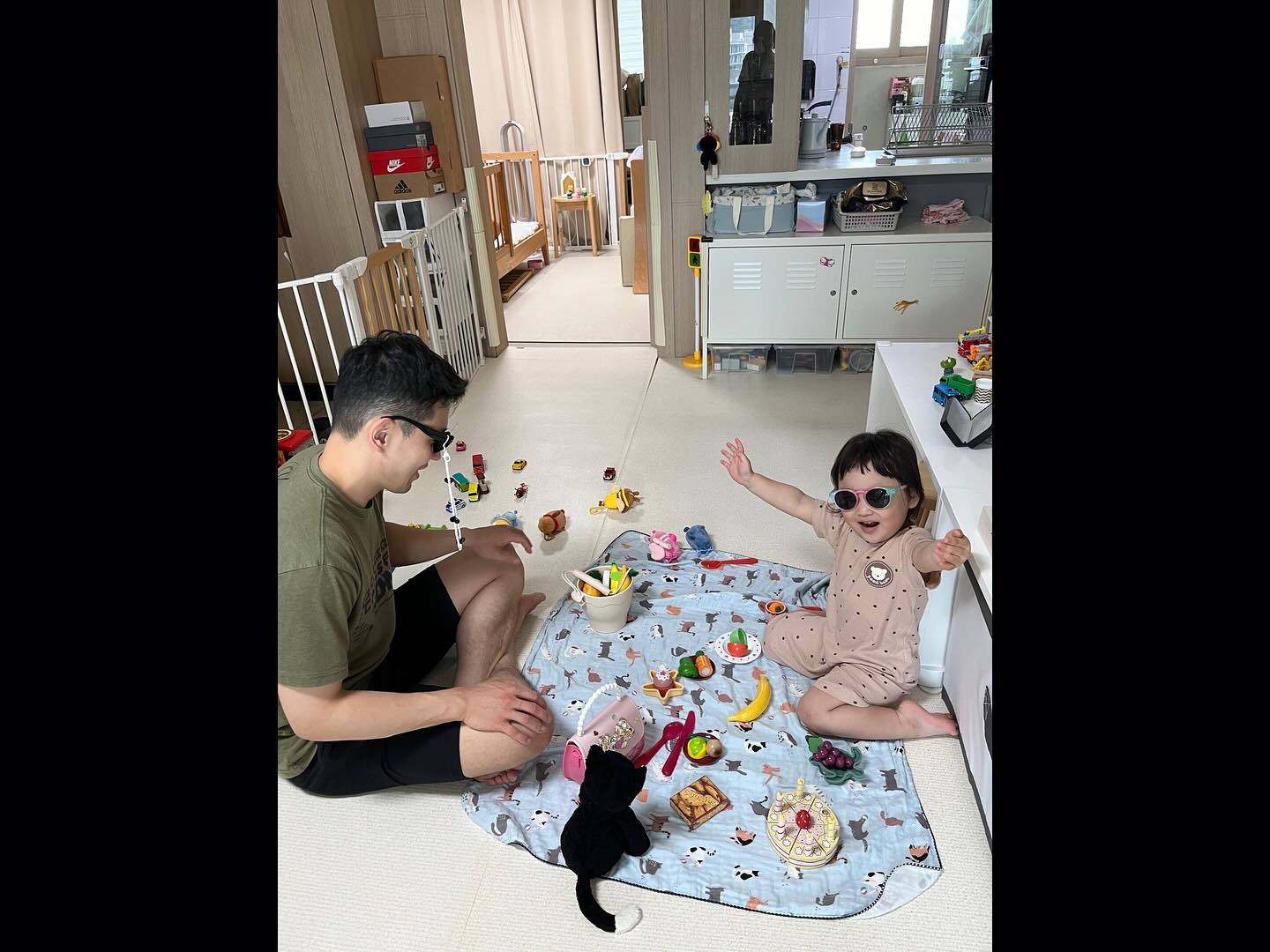 정신없이 바빠서 지칠때
보면 웃음이 나는 사진💕

#우리가족#아빠와딸#부녀#힐링타임#집콕육아#역할놀이