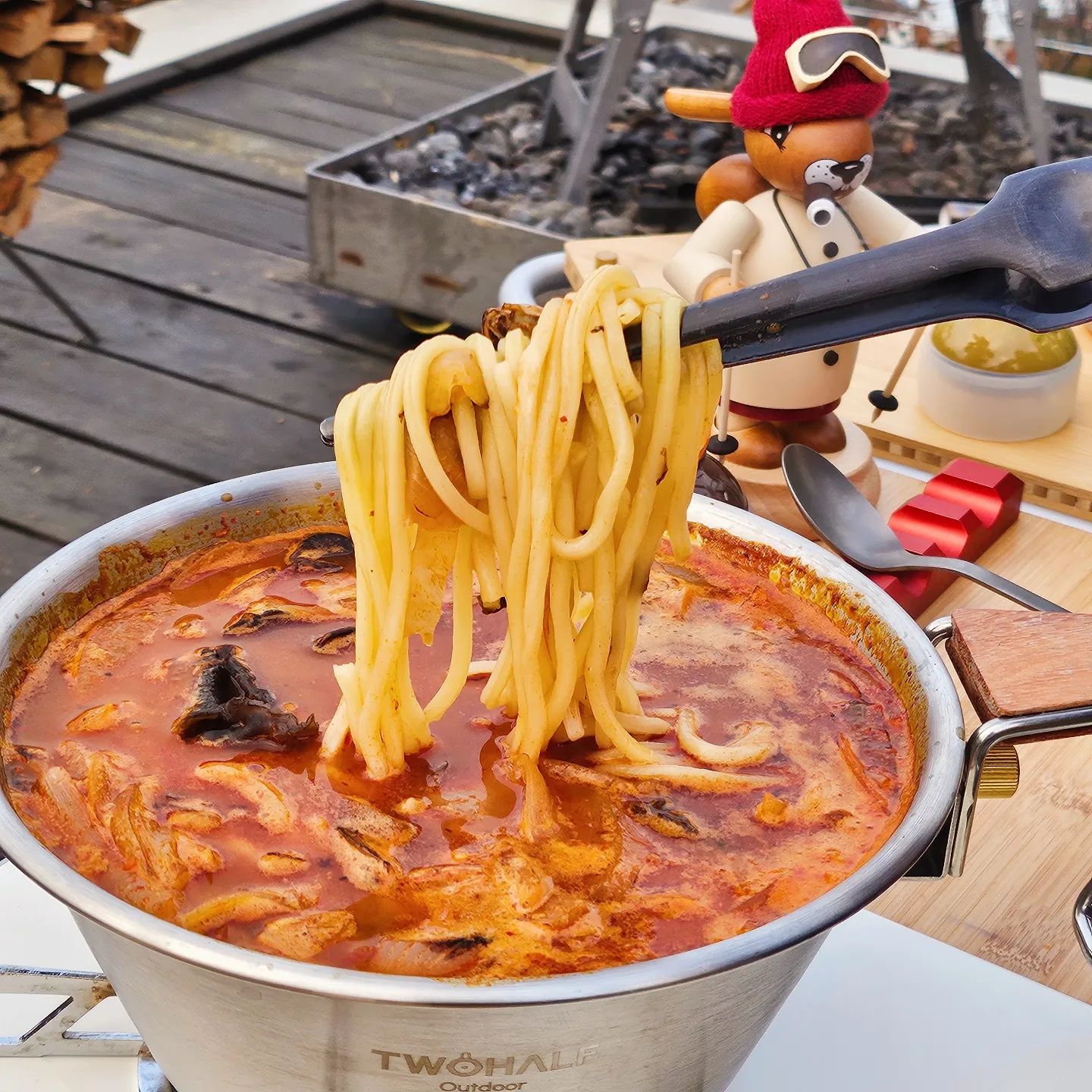 #협찬 불맛나는 짬뽕은 #이대로짬뽕

논산에서 유명한 짬뽕맛집인 이대로짬뽕에서
짬뽕밀키트를 출시하셔서 먹어봤는데요,,🍜

불맛도 가득나서 너무 맛있구
통영에서 공수한 싱싱한 굴이 들어가있어서
국물도 텁텁하지 않고 깔끔해서 너무 맛있더라구요❤️

진짜,, 거짓말 안하구
면 다 건져서 먹구서 밥하나 말아서 
국물까지 다 먹었,,,🫣

소주 좋아하시는 분들은
요 짬뽕 드시면 반주이 생각 절로 나실거예요(ᐢ ܸ. .ܸ ᐢ)
안주로도 딱이고 해장으로 딱이더라구요❣

양도 많은데 가격이 너무 착해요ও
짬뽕좋아하시는분들 이대로짬뽕 밀키트 추천해요ෆ˙ᵕ˙ෆ

제품구매는 🏷 edaerojjambbong

#굴짬뽕 #짬뽕밀키트 #전국택배 #짬뽕맛집 #캠핑요리
#캠핑음식 #캠핑한끼 #캠핑밀키트 #간편음식 #밀키트추천
#골프장메뉴 #그늘집인기메뉴 #맛있는짬뽕 #짬뽕밀키트
#불맛짬뽕 #유니짜장 #인스타짬뽕 #토리네푸드 #캠브리즈
