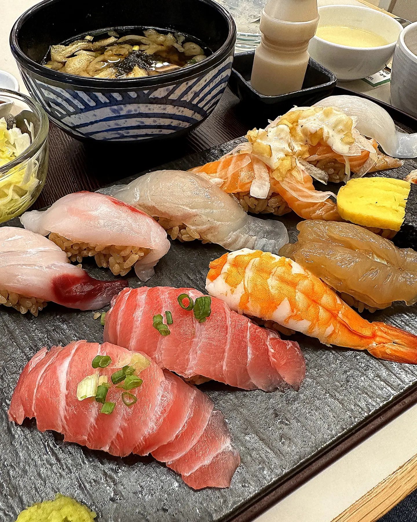 #협찬 신선한 활어로 만드는 신설동 초밥맛집🍣
⠀
신설동 스시반상
⠀
당일 재료는 당일 소진을 원칙으로 한다는 신설동 스시반상에 다녀왔습니다!🐟🐠매일 노량진수산시장에서 제공받은 활어를 사용해 재료의 신선함을 듬뿍 느낄 수 있는 스시집이었어요!
⠀
정품스시(12p)와 진품스시(12P+2P)를 먹어봤어요ㅎㅎ 정품스시는 광어, 연어, 참치, 활어, 간장새우, 초새우, 한치, 계란, 민물장어, 쭈꾸미 스시를 맛볼 수 있었고 진품스시는 초새우 대신 생새우가 준비되었어요! 타코와사비와 와규는 다른스시들과 양념이 섞이지 않게 따로 플레이팅 되는 센스!👍
⠀
광어는 4kg급 특상품 대광어를, 연어는 슈페리어등급 7kg급을 사용한다고 해요
당일 재료가 소진되면 조기마감을 하는데다 최상급을 사용하니 더더욱 믿을 수 있는 맛 보장이었어요ㅎㅎ역시나 입안에서 몇번 씹지 않아도 살살녹아 없어집니당💫
⠀
샤리는 3년 숙성된 '적초'를 사용한 샤리로 색상이 일반 흰쌀밥과는 차이가 있어요. 샤리의 색이 붉고 어두운 편인데 이런 샤리는 처음이어서 신기하고 초의 향 덕분인지 더욱 풍미가 발산되는 것 같았어요😮
⠀
모든 스시가 신선하다는게 바로 느껴졌고 퀄리티가 예사롭지 않았어요 방문해서 드시면 초밥메뉴는 2000원 할인! 식사메뉴는 1000원 할인하고 있어서 벚꽃 가득한 분위기에서 가성비 좋게 먹어볼 수 있어요!🌸
⠀
⠀
⠀
🍣정품스시 15.0 (방문할인 13.0)
🍱진품스시18.0 (방문할인 16.0)
⠀
⠀
⠀
📍서울시 동대문구 왕산로3길 16 1층
⏰영업시간 월-토 11:00-20:00 (B.T 15:00-16:30/L.O 19:30)
⠀
⠀
⠀
⠀
⠀
#신설동초밥#신설동스시반상#스시반상#신설동맛집
#가성비초밥집#신설동데이트#신설동역맛집#용두동맛집
#동대문구맛집#용두동초밥#동대문구초밥#서울초밥맛집
#신설동역초밥#신설동일식집#신설동스시#동대문구스시
#먹스타그램#맛스타그램#맞팔환영#🍪