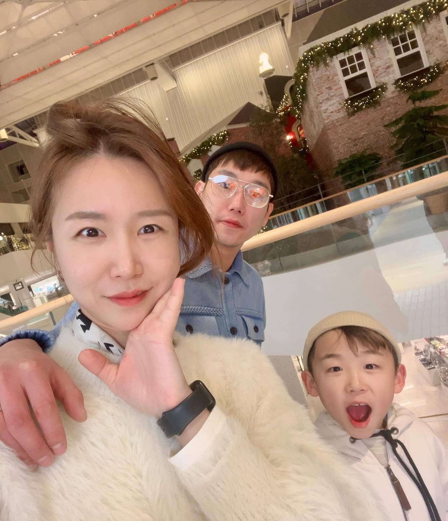 취학통지서 제출하고 추워서 더현대🚙💨
오랜만에 셋 다 신났다아😆♥️