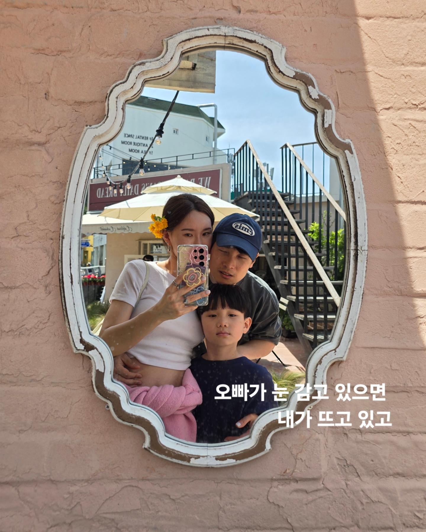 #첫줄

이정도면 거울 살인마
.
.
.
.
#머리꽃단여자
#우리아들이꽂아준들꽃
#넌역시내스타일이야
#뭐든내가하자면다따라와주는남자들
#아첫째남자는가끔안들어줌
#그래도잘생겨서괜찮아
#거울많은카페좋아
#영도카페
#꼬쇼네
#아들햄버거체험갔다가
#갑자기부산당일치기여행
#남포동영도송도도장깨기성공✌