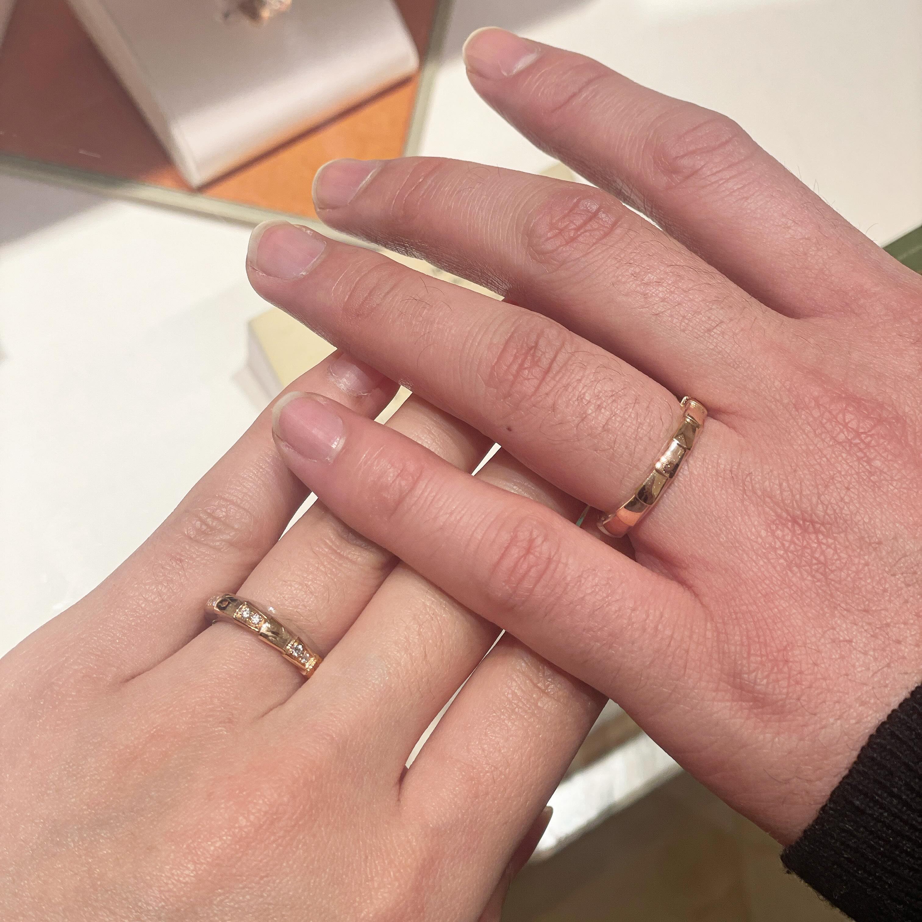 웨딩링 투어 - 불가리
요즘 제일 핫한 #눈물의여왕 웨딩링!
눈물의여왕 나오기 전에 껴봤어서 드라마 보는데 너무 반가워따
근데 반지는 예쁜데 우리한텐 안어울리더라,,
화이트골드도 껴볼걸 그랬나?🥲

direct.wedding #다이렉트결혼준비 카페 가입하시고 추천인 : [저미지] 입력하시면 현금처럼 사용가능한 30,000포인트 지급! 다이렉트 카페에서 혜택 풍성한 결혼 함께 준비해요 🤍😉
⠀
#웨딩밴드  #웨딩링 #다이렉트웨딩카페  #다이렉트웨딩준비 #결혼준비