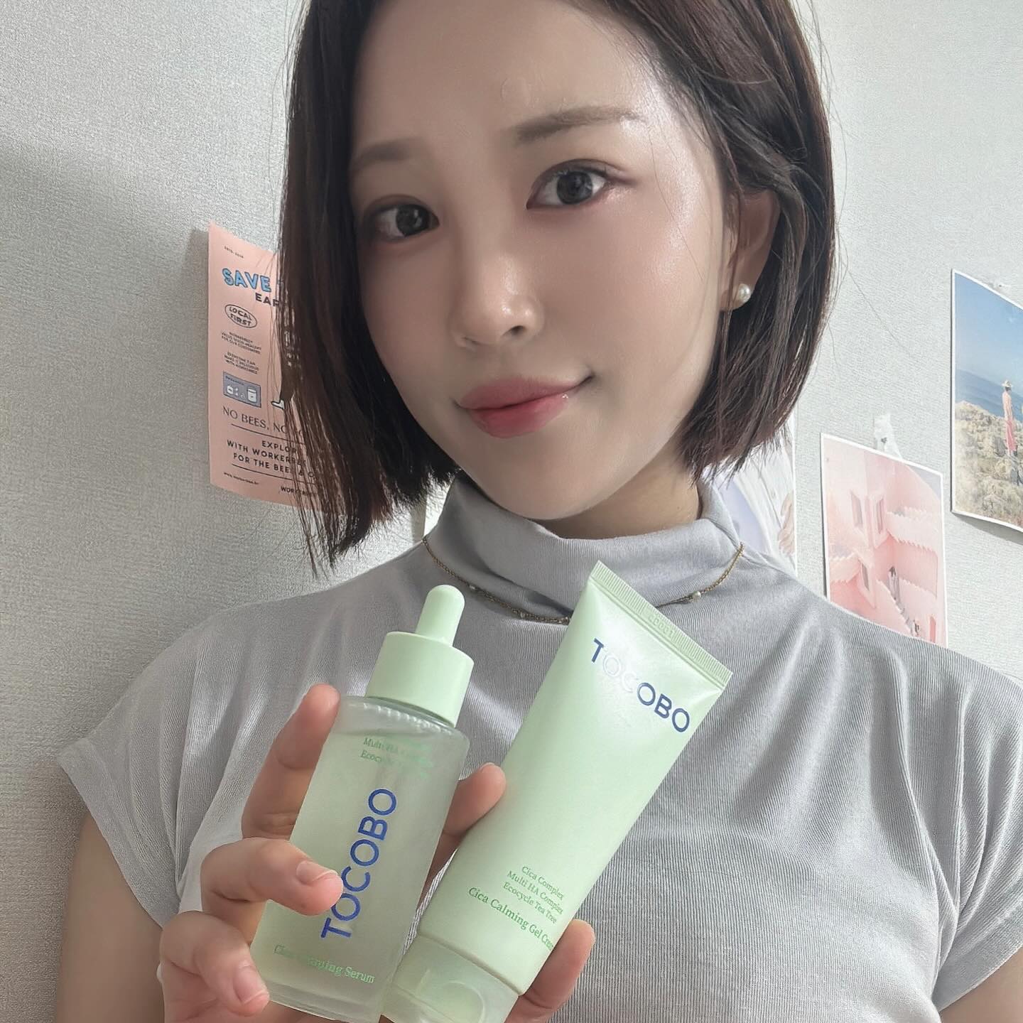 #협찬

요즘 생활패턴이 너무 엉망이었어서 그런지
피부가 울긋불긋 안 좋아져서 이 제품 저 제품 다 써보면서
고민이 먾았어요😿

그러던 와중 그 고민을 딱! 해소시켜주는
 #토코보 의 카밍 세럼과 크림을 만나서 안정기를 찾아가고 있답니다!

발효 시카 콤플렉스 성분이 
있어서 민감해진 피부를 바로! 개선시켜줘서,
진짜 날로날로 피부가 안정되는 게 느껴져서 안도감을 느끼고 있어요.

민감성 피부 적합 테스트를 마쳐서
저처럼 예민하거나 트러블이 난 피부에도 적합하고,
수분감도 가득해서 무겁지 않게 여름에 쓰기에 적합해요!

크림같은 경우엔 귀여운 연두색이 진정시켜줄 것 같지 않나요~

💚6/30까지 토코보 공식몰에서
- 시카 카밍 세럼 50ml 30,000원 > 21,000원(30%) +세럼 5ml 증정 (디럭스 1개)
- 시카 카밍 젤 크림 75ml 28,000원 > 19,600원(30%) + 크림 15ml 증정 (디럭스 1개)

행사도 하고 있으니 토코보! 만나보세요👏

#TOCOBO #민감피부스킨케어 #진정스킨케어 #진정세럼 #수분세럼 #수분크림 #진정크림