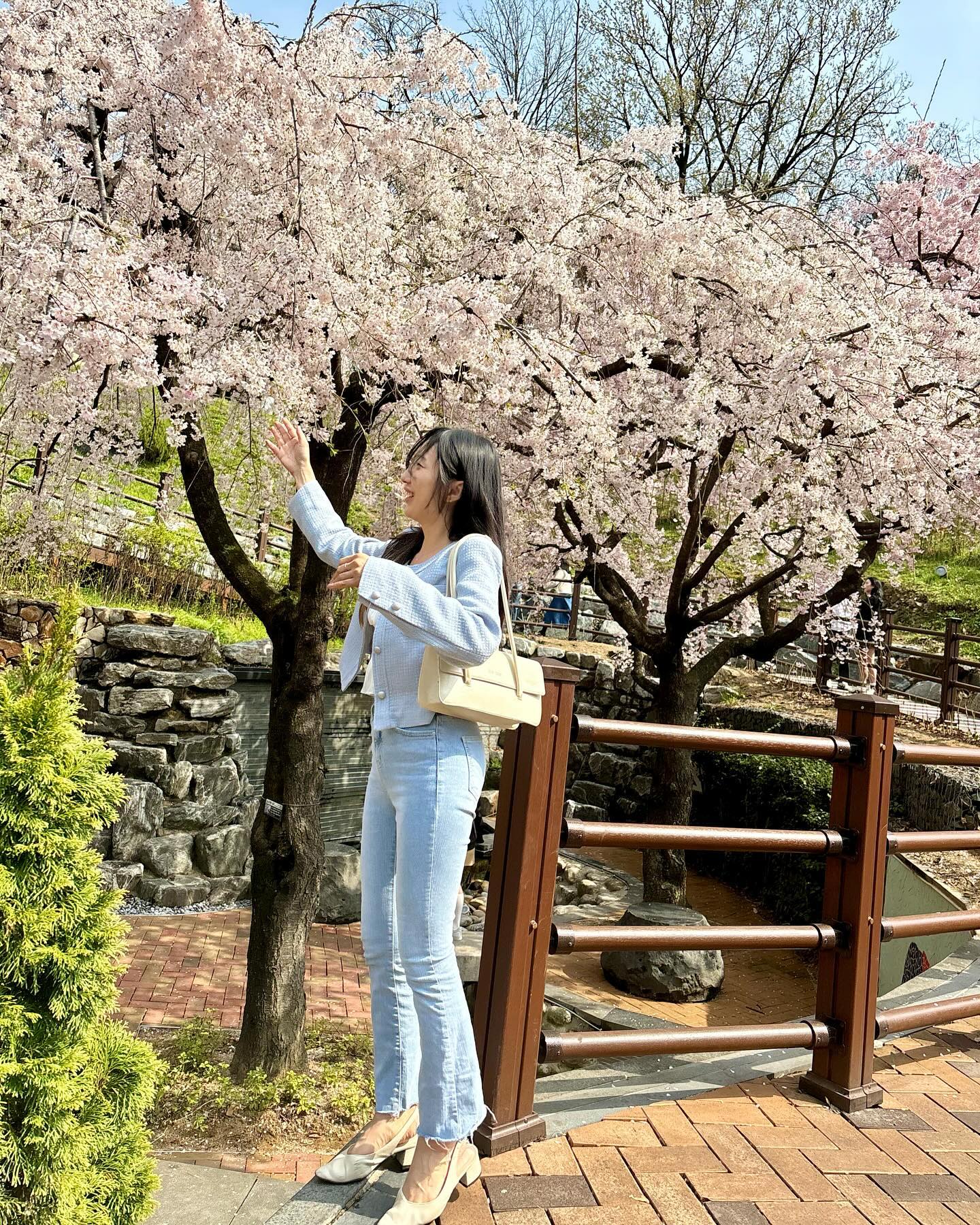크🩵🩵 오늘 날씨 미쵸따!!
오전에 비가 오더니 꽃보기전에 비가 그쳐서 너무 맑았답니다!!
꽃구경가기 너무 잘한것 같아요~~😍😍

#앞산 #데일리룩 #ootd #벚꽃룩 #봄코디 #주말일상 #꽃놀이 #벚꽃놀이 #앞산밪꽃길 #벚꽃길 #벚꽃명소 #앞산벚꽃 #앞산빨래터 #수양벚꽃 #수양벚꽃명소 #앞산수양벚꽃 #남구벚꽃 #남구벚꽃명소 #여행 #대구벚꽃 #대구벚꽃실시간 #벚꽃실시간 #대구벚꽃명소 #앞산빨래터실시간