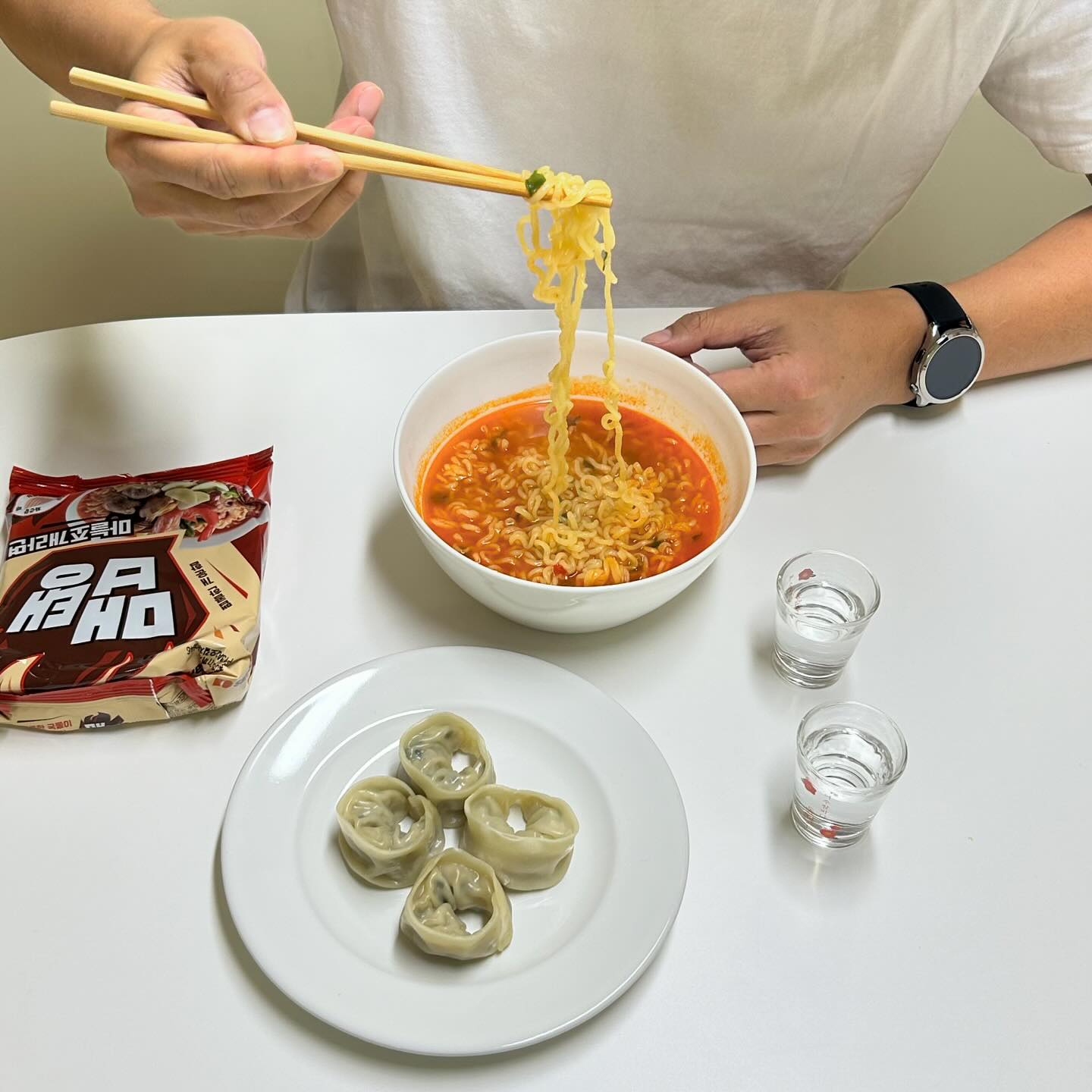 #협찬 #삼양식품 #맵탱 
야심한 밤에 술한잔 하고 싶은 남편을 위해 삼양라면 맵탱 마늘조개라면 끓여줬어요👍

마늘과 조개가 들어가서 맵콤한 개운함이 일품인 마늘조개라면 한입에 소주 한잔이면 오늘 스트레스 끝!

적당히 매운 맛에 얼큰한 밤 야식 즐겼네요
오늘의 홈포차 간단하게 대 성공이라며 😆

매운라면 좋아하시는분들 맵탱 마늘조개라면에 소주한잔 꼭 도전해보시길

#마늘조개라면 #맵탱마늘조개라면 #라면 #면스타그램 #해장 #해장템 #해장라면