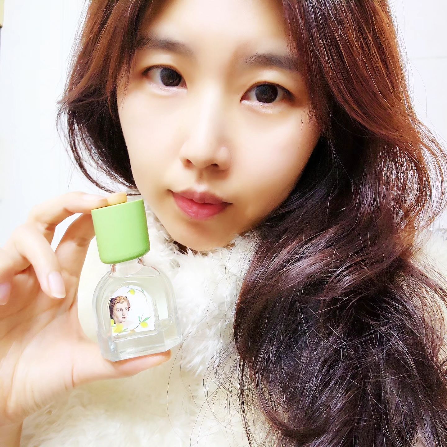 #광고 #LJR한국런칭 #르자르뎅르투르베 #니치향수 🌸

처음보다 잔향이 더 좋고, 
향 지속력도 좋은 니치향수로 선물하기 좋은 르 자르뎅르투르베~♡

🌸버베인 데테는 섬세하고 신선한 향을 지닌 향수로 약간의 오크모스향
여름에 가장 잘어울리며 겨울에도 즐거움과 편안함을 줌

🌸무스 아라시야마 는 사색,평온,영성을 불러일으키는 젠더리스한 향

🌸시트롱보볼리 는 1977년 유리 구트사츠가 조향했고,시트러스와 따뜻한 스파이스가 생동감있게 발현되는 향

🌸뀌르 드 루씨 는 바이올렛 플라워와 레더 노트가 진귀한 원료인 레진과 어우러져 은근한 느낌을 내는 향

🌸오스만트 리우 유안
(국내 미출시,조만간 수입된다고 해요~♡) 은 인하우스 퍼퓨머 마상스 무뜨의 어린시절 프로방스 지방에서 보낸 기억에서 영감을 받아 감귤류의 노트와 오스만투스,자스민,아이리스,가죽,살구,부드러운 머스크와 함께 어우러지는 향은 마치 병에 든 햇살같은 느낌.
지보당 사와 협력하여 수행된 과학연구에 따르면,이 향수는 행복과 매혹의 감정을 강화한다네요~^^

깜찍한 미니사이즈 15ml 는 여행이나 외출시  휴대해 다니면서 언제든지 간편하게 사용하기좋고,
선물하기 좋은 패키지네요~♡

환경까지 생각한 르 자르뎅 르투르베는 

📎리필가능한 보틀,
📎업사이클이 가능한 패브릭패키지의 활용,
📎유기농 알코올의 사용,
📎유해원료를 제거한 처방,
📎90~99% 자연원료를 인증받은 향수랍니다~!!

르 자르뎅 르투르베는 남이 아닌 나  자신을 위해 뿌리는 향수 랍니다~♡♡♡

  다시 발견된 정원의 의미를 지닌 르 자르뎅 르투르베는 1975년 마스터 퍼퓨머 유리 구트사츠에 의해 설립된 오뜨 퍼퓨머리로 장인정신을 가진 가족경영에 의해 운영되고있는 니치향수 퍼퓨머리를 이끄는 기원이 되고있음.

전 세계 각지의 기념비적인 정원에서 영감을 받아 플로럴, 시트러스,레더/우디 등 3가지 계열의 노트제품으로 라인업을 구성.

📍리퀴드퍼퓸바 청담 플래그십 스토어에서 구매시 10%할인 가능

📍12월29일부터 판교 현대백화점에서 구매가능

lejardinretrouve

 #LJR #lejardinretrouve  #프랑스최초니치향수 #비건향수 #리퀴드퍼퓸바청담  #시트롱보볼리 #버베인데떼 #무스아라시야마 #뀌르드루시 #오스만트리우유안 #뷰티인플루언서
