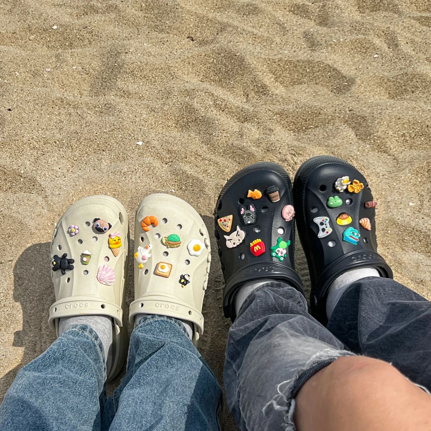 크록스 매력에 풍덩풍덩💦

처음 생긴거만 봤을때
"불편해 보이고 못생긴거 왜신는거지"라며
생각했었는데🤔

이제 데일리템을 넘어
소품샵에서 지비츠 구경 필수코스가 됨🤭

짝꿍 선물해주고 한참 뒤에 마련했는데
너무,, 귀엽잖아🤍

더이상 꼽을 자리도 없어보이지만
톰과제리 지비츠 딱 기다료