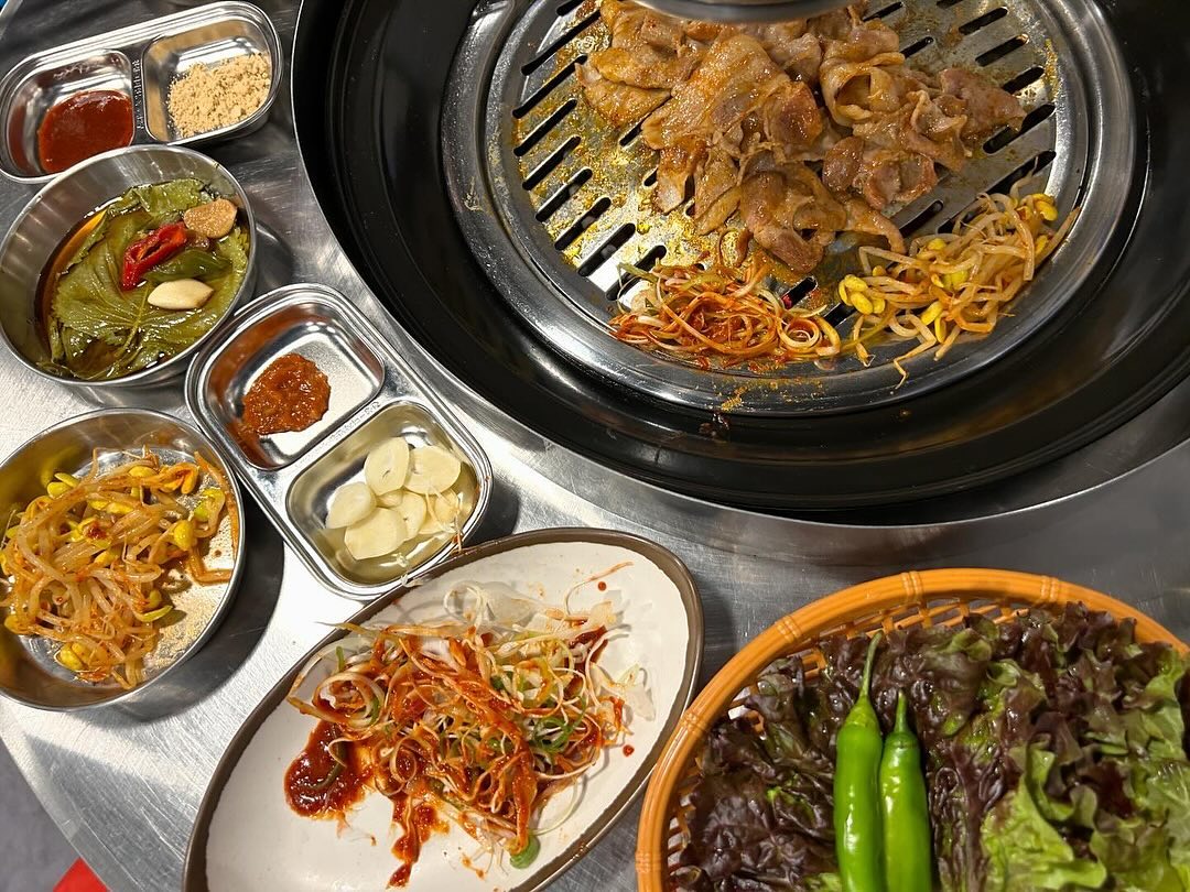 #협찬#칠구식당#수유역맛집#수유맛집#수유데이트#수유역고기#수유고기#수유숯불구이#고추장불구이#양념고기#수유맛집추천

수유역 새로 생긴 고깃집 칠구식당!! 😝
전반적으로 컨셉이 딱 옛날 감성이라 
저는 할머니집에서 자라서 그런가 
너무 친숙했어요 ㅋㅋㅋ🤎

숯불구이를 주 메뉴로 하고 계시는데 
딱 보니 세트가 있더라규용? 
그래서 시킨건! #칠구세트 !! 
숯불구이 2인+LA갈비 혹은 소갈비살+
냉면 혹은 찌개에 밥 중 고를 수 있었는데용❣️

저는 #숯불고추장구이로 픽! 
와,,,,, 진짜 맛있다 ..
제가 이런 얇은 양념고기를 좋아해서 그런지 
완전 제 스타일이었어요😉
밥에 쌈싸먹기 딱 좋은 맛...! 
파채에 콩나물까지 구워서 먹으니 
금상첨화랄까요〰️〰️〰️😜

#LA갈비 
오랜만에 먹으니 좋았다는 ㅎㅎㅎㅎ 
지글지글 엄청 데워 먹는게 제 스탈인데 
숯불이라 또 그 특유의 불맛이 있는게 장점‼️ 
인절미 가루에 은근 또 잘어울리더라구요~~? 

#물냉면 
말해 뭐해용 또 이런 양념고기에 냉면이져!! 
다데기도 따로 주셔서 👍🏻
취향에 맞게 먹을 수 있었어요!!💛

음식도 꽤 빨리 나오는 편인데다 
사장님께서 친절하시고 
또 가게 분위기도 낭만적이라서
저도 맘 편하게 즐길 수 있었습니다 🍴
감사히 잘 먹었습니다😃