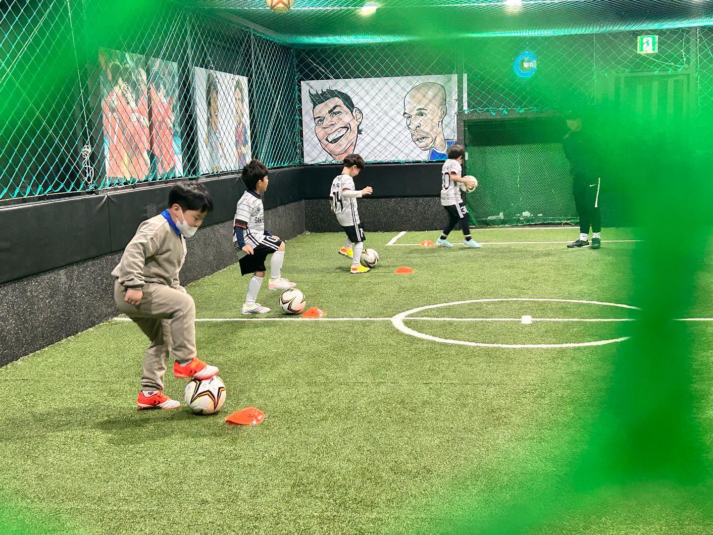 ⠀ 
엄마가 회사가면서 라이딩을 못하니
축구 강제로 그만두게 했더니 다시 간다고
난리나서 픽업되는 곳으로 다시 간다 : )
⠀ 
감독님이 아이들 엄청 예뻐하시는게
눈에 보이고 뚜뚜도 첫날부터 너무 만족중⚽️
유니폼 등번호는 자기 태어난 17년도를 따서
17로 한다고 하고 게임할때 자기들끼리 동글동글
모여서 화이팅 외치는거 귀여워 죽겠다 정말💛
⠀ 
#강북리드fc #축구교실 #귀염둥이7살들 #주말 #일상