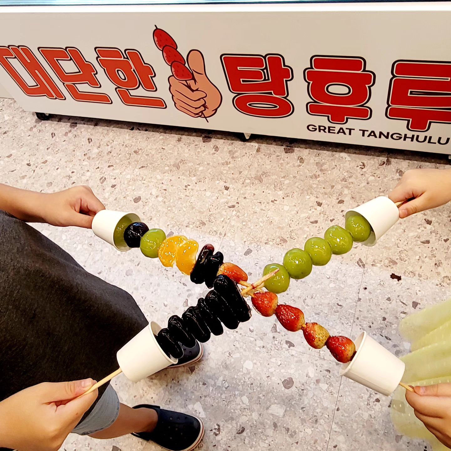 드디어 맛본 후루후루🍡 탕후루😜

진짜 핫한데
저는 이제서야 맛을 봤네요😄

큰 놈이 탕후루탕후루
친구들은 다 먹어봤다며
먹어보고 싶다고 노래를 불러서
시댁 갔다가 앞에 새로 생긴
대단한탕후루 들어가서 맛봤네요ㅎㅎ

종류도 많고 직접 골라 먹을 수도 있다는ㅎ

블랙사파이어포도🫐
샤인머스켓🫒
딸기🍓
믹스🍍🍇

생각보다 식감이 너무 좋아서 깜놀
계속 들어가서 더 깜놀🙈 ㅋㅋㅋ

초2 아들 최애는 블랙사파이어포도
딸래미는 생딸기
저는 샤인머스켓 !!!!

 
"진짜 파사삭 깨지면서 입안가득
퍼지는 과육이 계속 들어가더라구요"😍❤️

 
곧 다가올 생일에
생일선물로 100개 사줄 수 있냐며
블랙포도탕후루가 자기 입맛에 딱!!!!
이라며........,😅

너무 많이는 안될 것 같아 아두라..😆

입 안 가득 퍼지는 그 맛과 식감이
한 번씩 생각나~~
디저트로 먹기 딱이예요🥰👍

탕후루 아직이시라면 츄라이츄라이~~😁💜

 
#대단한탕후루광주금호점  #금호동탕후루  #금호동디저트  #금호동카페  #금호동맛집  #대단한탕후루  #소자본창업  #탕후루창업  #탕후루프랜차이즈  #탕후루체인점  #대단한탕후루창업  #커피창업  #소자본커피창업  #커피프랜차이즈  #탕후루#탕후루맛집  #탕후루가게  #탕후루가게창업  #탕후루만드는법  #탕후루창업비용