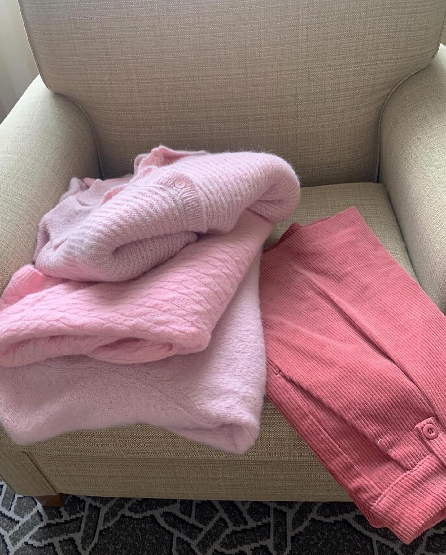 같은 하늘아래 
같은 핑크는 업찌이🩷🎀🛍️

ssoami__official 

#pink #핑크 #핑크덕후 #핑크맨투맨 #핑크스타그램
#핑크핑크 #핑크가디건 #핑크조거팬츠 #핑크후드티