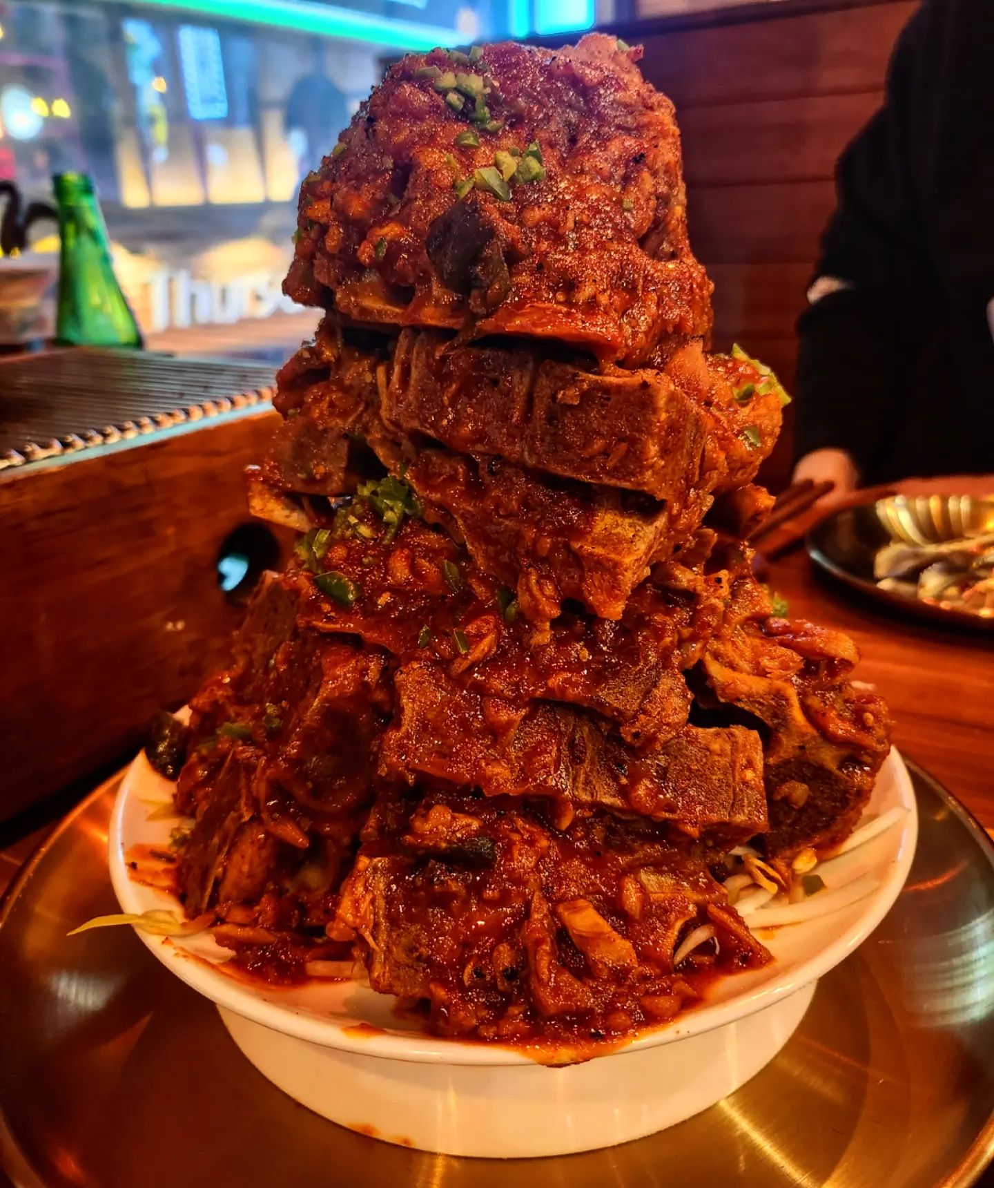 #협찬 🦴🦴고담🦴🦴

서면 2번가에 위치한 뼈구이 맛집 '고담'
쪽갈비와 뼈구이로 핫한 연산동 고담이 서면에 
직영점을 오픈했어요!!!!! (구) 관계. 다깡 

뼈구이가 유행하는 요즘, 거의 모든가게들이
수입산 냉동뼈를 사용하지만 수입산의 3배가 넘는 단가의 최상급 국내산 원육만을 취급하는 곳이에요 

최상급의 국내산 쪽갈비와 국내산 냉장뼈를 
사용하며, 잡내를 빼거나 삶는작업 필요없이
생쪽갈비를 바로 구워내어 뼈와살이 굉장히 부드럽게 분리되는 매콤달달한 뼈구이를 맛볼 수 있습니다 

뼈구이뿐 아니라 쪽갈비랑 김치찜까지
다양하게 골라먹기에 좋고 합리적인 가격대에
기본으로 나오는 쫀득한 초벌껍데기와 기본 밑반찬이 탄탄해 여럿이서 즐기기 좋은 곳!!!!!! 

1단계는 맵찔이들도 쌉가능! 매콤한 뼈구이로
스트레스 풀고싶거나 뼈구이 못먹어본분들은 달리세요!!!! 서면에서 핫한뼈구이도 즐기고 사이드까지 정복하기!😀😀

부산 부산진구 동천로85번길 30《고담》
영업시간 17:00- 02:00
Last order: 01:00
(금, 토 예약은 5~6시까지만 받음)
휴무: X
전화번호 0507-1351-2887
대표메뉴
뼈구이 10,000원
쪽갈비 13,000원
김치찜 27,000원
껍데기 4,500원
.
.
.

#서면뼈구이 #서면맛집 #부산맛집 #전포맛집 #서면술집 #부산신상맛집 #전포술집 #부산뼈구이 #서면고기집 #리뷰노트 #서면쪽갈비 #서면2번가맛집 #서면핫플 #서면2번가핫플 #서면데이트술집 #뼈구이전문점 #부산데이트 #부산쪽갈비
