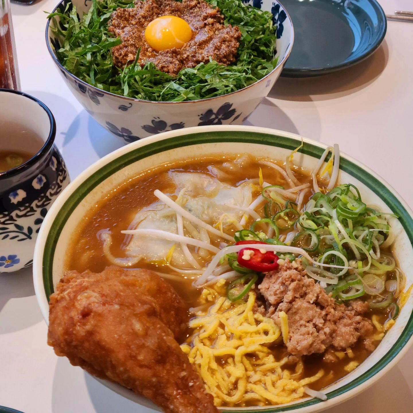 성수완당본점 오랜만에 맘에 드는 건대 맛집 발견💫

찐한 국물에 구름같이 포실한 완당이 들어있는 시그니처 성수완당면 주문 필수고요! 토핑이 있어도 좋지만 없어도 워낙 국물과 재료 맛이 풍부해서 배부르더라고요

혼밥도 가능한 자리와 친절하고 일 잘하는 직원분들👍🏻👍🏻

완당면을 주문해서 들기름 골동반을 시켜 쓱쓱 밥을 비벼먹는데 또 별미더라구요

신선한 깻잎과 감칠맛나는 양념과 쯔유같은 간장을 더해 먹으면 깊은 맛의 완당면과 조합👍🏻👍🏻

#커먼그라운드맛집 찾기 힘들었는데.. 특히 이렇게 가격 괜찮으면서 깔끔한 공간 퀄리티 좋은 메뉴까지😎

이미 단품으로도 배부르지만 또다른 시그니처...🌟 #가지만두 주문 안할수 없었어요

가지 낯설지만 만두튀김으로 먹으면 정말 맛나더라고요 거기에 아주 고소하고 감칠맛나는 드레싱의 샐러드를 같이 주시는데 같이 먹으면 얼마나 맛있게요?!

우리 회사 근처에 제발 생겼으면 좋겠어요... 가격도 괜찮아 맛도 훌륭해 메뉴도 면 쌀 튀김 다양해😭😭

오랜만에 건대맛집투어 제대로 성공적...⚡️