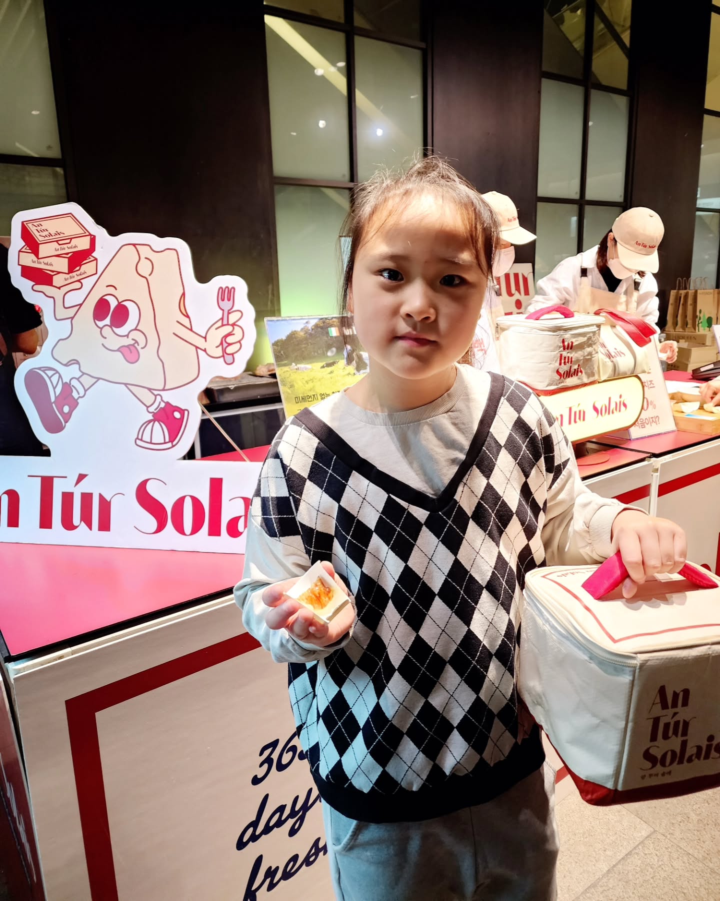 #협찬 이지만 치즈덕후라면 모를 수 없는 #앙투어솔레
최화정님 유튜브에 소개 되었던 치즈이기도 하고요
저희 애들하고 치즈 너무 좋아하는데
버터맛이 나는 100% 자연산 치즈 자주 먹고 있는데요
판교현백에서 앙투어솔레 팝업이 열려서
크리스마스 디피 구경도 할겸 다녀왔지요!
an_tur_solais_official
무첨가물 무항생제 NON GMO 프리미엄치즈로
청정국가 아일랜드 동물복지 기준을 모두 통과한 제품이라서
안심 또 안심 우리 아이들 먹거리 걱정없이
맛있게 구워먹는 치즈예요🧈
엄청 고소하면서 짜지않아 치즈계의 에*메스라고 불려서
저희 가족 모두 잘 먹는 치즈인데 시식도 해볼 수 있고
하루 150개 한정 보냉백에
앙투어솔레치즈 3세트 담아왔지요!
판교현대백화점 지하1층 식품관
앙투어솔레 팝업스토어
쫄깃하게 쭈욱~
고급 구워먹는치즈 풍미 느껴보세요🍽
#앙투어솔레팝업 #판교현대백화점 #팝업행사
#앙투어솔레치즈 #자연치즈 #아이리쉬그릴링치즈
#구워먹는치즈 #치즈 #단백질치즈 #단백질간식