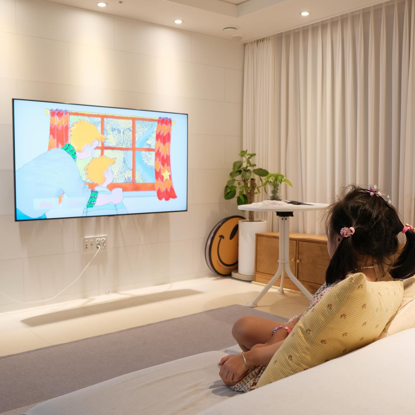 #협찬 #광고
-
예비 초등 친구들도,
새 학기를 맞이하는 친구들도
방학은 즐겁게 놀기도 하지만
무언가 준비하기에도 좋은 시간이 되더라고요
여름 방학을 즐겁고 알차게 보내기 위해
방학 동안 #스콜라스틱시즌3 과 함께했어요
-
자연스럽게 노출하며 #방학영어 공부도 하고,
읽고 듣고, 말하는 필수 리딩 프로그램을 
48주 예비 초등 가이드와 함께
Level 별로 학습을 했어요

학습목표를 보고, 영상을 보며
소리 나는 단어를 보고 듣고 따라 하고,
Gabby가 좋아하는 것들에 대해 듣고,
녹색인 물건도 찾아보며 
즐거운 #영어학습 완료 ~

#지니TV키즈랜드 에서
탄탄한 구성의 스콜라스틱 시즌1~시즌3까지 
챙겨보며 홈스쿨링으로 엄마표 영어도 하면서
매월 키즈랜드 인스타그램에서 주는
학습 가이드도 받아 활용하면
더 알찬 영어학습할 수 있어요

우리 아이들 #여름방학
스콜라스틱시즌3과 알차게 보내봅시다
-
-
-
#영어노출 #방학영어 #키즈랜드 #스콜라스틱 #우리집에사는영어친구 #유치원영어 #영어클래스 #영상교육 #육아교육 #아이교육 #유아교육 #영어가이드