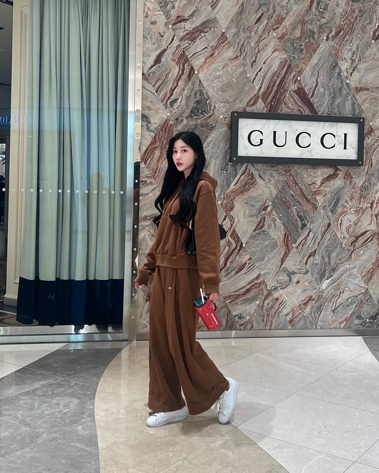 어제 퇴근룩🐻🖤곰돌이 같이서 귀여워〰️〰️
오늘은 쉬는 날이니까 이불 속에만 있을래😵‍💫😵‍💫 

오렌지 과즙이 팡팡 터지는 것처럼 
상큼한 포인트들이 가득한 셋업 fiveline.official
사이트에서 블프 세일 중이니 방문해 보세요🧡
.
.
.
#fivelineoutlet #fivelinemens #블랙프라이데이세일
#FIVELINEMENS #블프세일 #아울렛세일 #전신샷 #치어리더 #셀카 #데일리룩 #일상 #화보 #likeforlike #프리랜서모델 #dailylook #selfie #좋아요반사