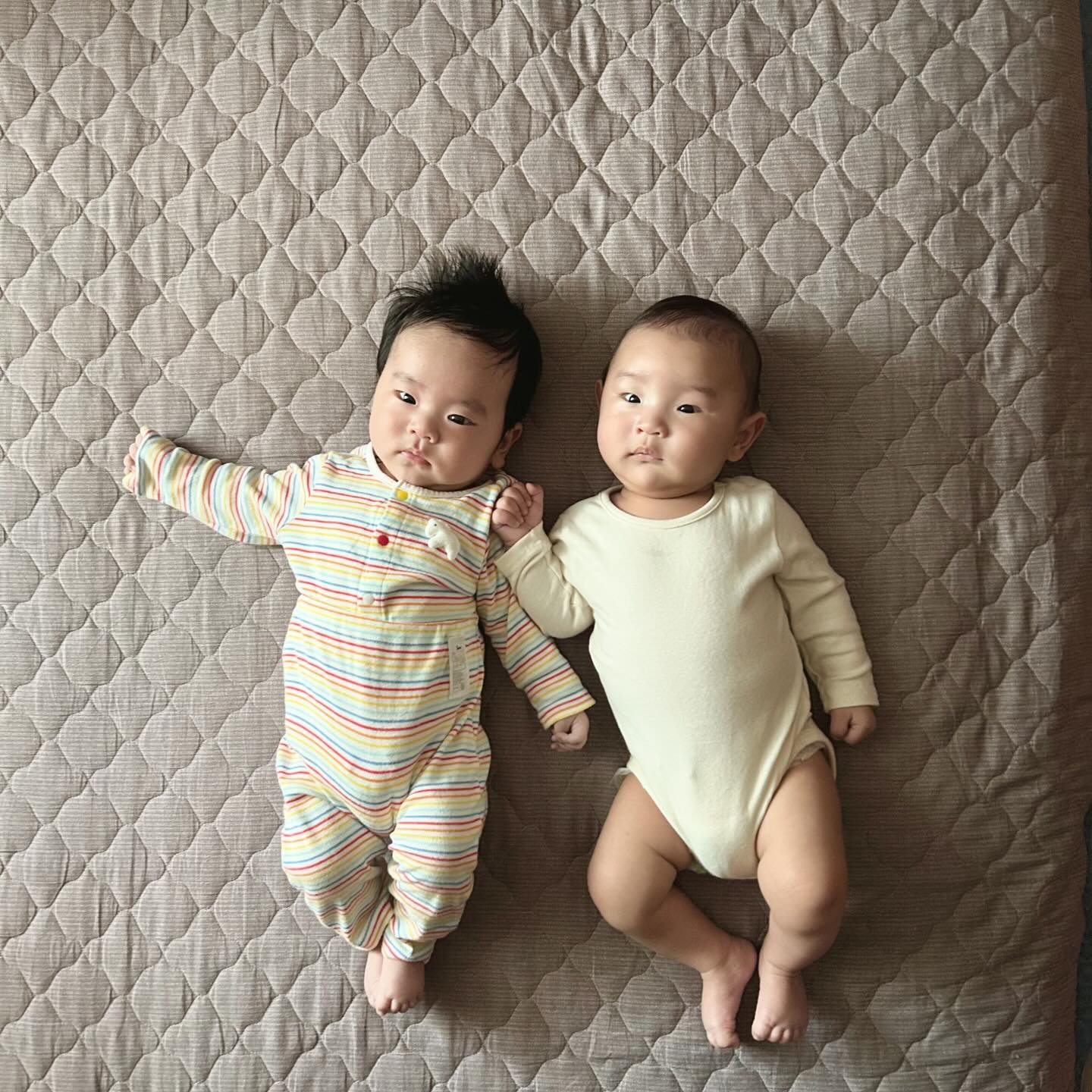 너희는 그냥 사랑이야!!! ❤️
재하는 주말에 논산 결혼식 갔다가 
1개월 동생 서율이를 만나고와떠여~~~~ ✨
근데 키가 똑같아요... (엉아 자존심이....)
12월생이라 1월에 태어난 아가가 동생이래요 😂😭

둘다 아들인데 어쩜 이리 예뿌냐구용~~ 
예쁜 써유리 다음에 또 놀자~~ 🌸
-
-
#육아일기 #재하의하루 #논산 #아들맘 #수원맘 #베베모델 #아기모델 #메르베서포터즈출신 ❤️