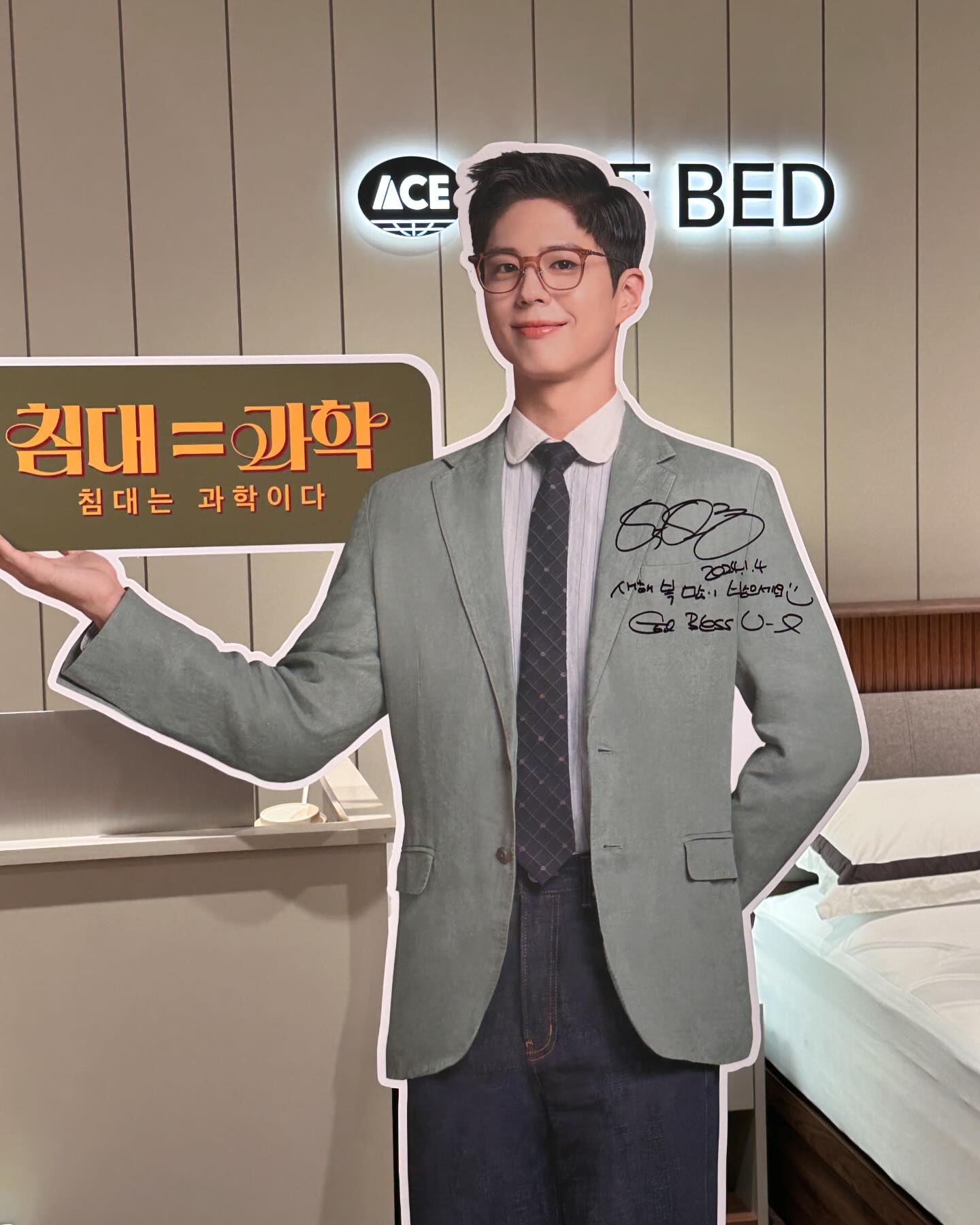 공연하루 전까지 갈수 있을까 걱정할정도로 컨디션 최악이었지만 보검파워로 극복❣️
김해 신세계 에이스침대 들러서 싸인판넬구경하고 본인판넬 발견하고 호다닥 달려와서 누군지 말도 안하고 냅다 싸인부터한 검댕이 방문기 듣고 촬영하신 인증샷까지 야무지게 구경하고
공연장이동!
예진정분은 처음이었는데 얼굴합 미쳤고 김해공연에서도 보검남원은 최고였다👍👍

#에이스침대김해신세계점 #참모델박보검 #함께해주셔서감사합니다 #렛미플라이 #렛미플라이김해 #자넷 #보검남원 #예진정분 #진의선희 #형훈남원 #뮤지컬렛미플라이