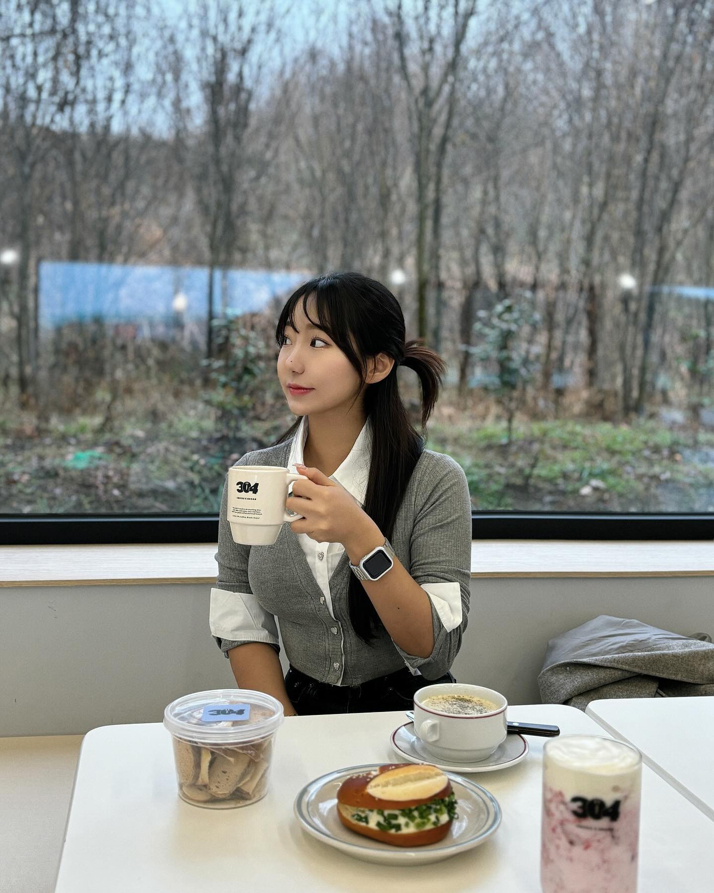 #협찬

🥯베이커리맛집인 카페 304 담양점에서 초대해주셨어요🥯❤

광주에서 이미 유명한 카페304!!

저는 공복이라 양송이크림스프로 위장벽 부드럽게 싹 코팅한 후

베이글 맛집이라 못참고 쪽파크림치즈베이글 먹었는데
역시나 맛없없조합 꾸덕한 크림치즈에 정신 없이 먹었버렸어요..ㅎ

과자같은 간식 러버이신분들은 콘소메베이글칩 추천!!!
콘옥수수맛으로 단짠단짠 인간 사료••😋

그리고 또 담양왔으면 🍓 필수라서 저는 딸기크림라떼
친구는 아메리카노 (hot) 으로 먹었는데 너무 만족하면서 먹구왔습니다 ღ

담양 304가면 꼭 베이글 메뉴 먹어보세요ჱ̒ ｰ̀֊ｰ́ )!!

그리고 주차장도 넉넉해서 너무 좋았습니다 :)

▫️위치 : 전남 담양군 담양읍 죽향대로 1140 (카페 304 담양점)
▫️운영시간 : 매일 10:30 - 21:00 (라스트 오더 20:50)

cafe304_damyang 

#담양 #카페304 #카페304담양 #담양맛집 
#담양카페 #담양신상카페 #담양베이커리카페 
#담양디저트카페 #광주근교카페 #광주근교 #광주근교맛집
