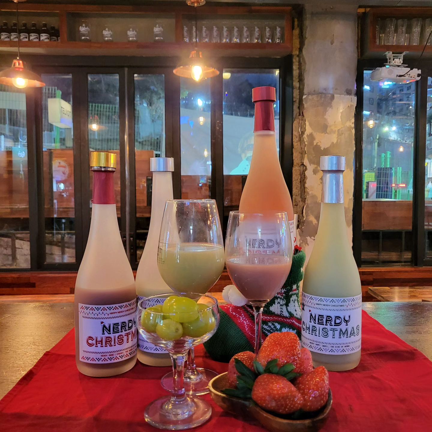너디호프 & 너디로제 크리스마스 세트
상주의 작은 양조장에서 좋은 물과 쌀, 누룩 을 가지고
출발해 어느덧 겨울이라는 계절에 나타났다고해요

허브막걸리와 로제막걸리의 조합
#협찬

향긋한 바질, 너디 호프 생 바질잎을 콜드브루 방식으로
추출해 신선한 바질 향을 한가득 담은 바질 막걸리와

달콤한 캔디체리, 너디 로제 경주산 체리를 콜드브루 방식으로
추출해 솜사탕 같은 사르르 부드러운 체리 막걸리의 조합이
크리스마스 에디션으로 나왔답니다

no인공감미료
no산도조절제
인공감미료와 산도조절제를 일절 사용하지 않고 만들어 
깔끔하고 부담없이 먹을수 있어요

달콤하면서 향긋한 막걸리로 막걸리 특유의 향때문에 
즐기지 못하는 사람과 술이약한 사람도 즐길 수 있도록
높지도 않고 낮지도 않은 5%의 도수로 적당히 즐ㄱㅣ기 좋은 막걸리
크리스마스가 아니더라도 언제 어느곳에서 즐길 수 있는
막걸리 같이 마셔보아요

nerd_brew
laontown

#막걸리 #크리스마스 #홈술 #먹스타그램
