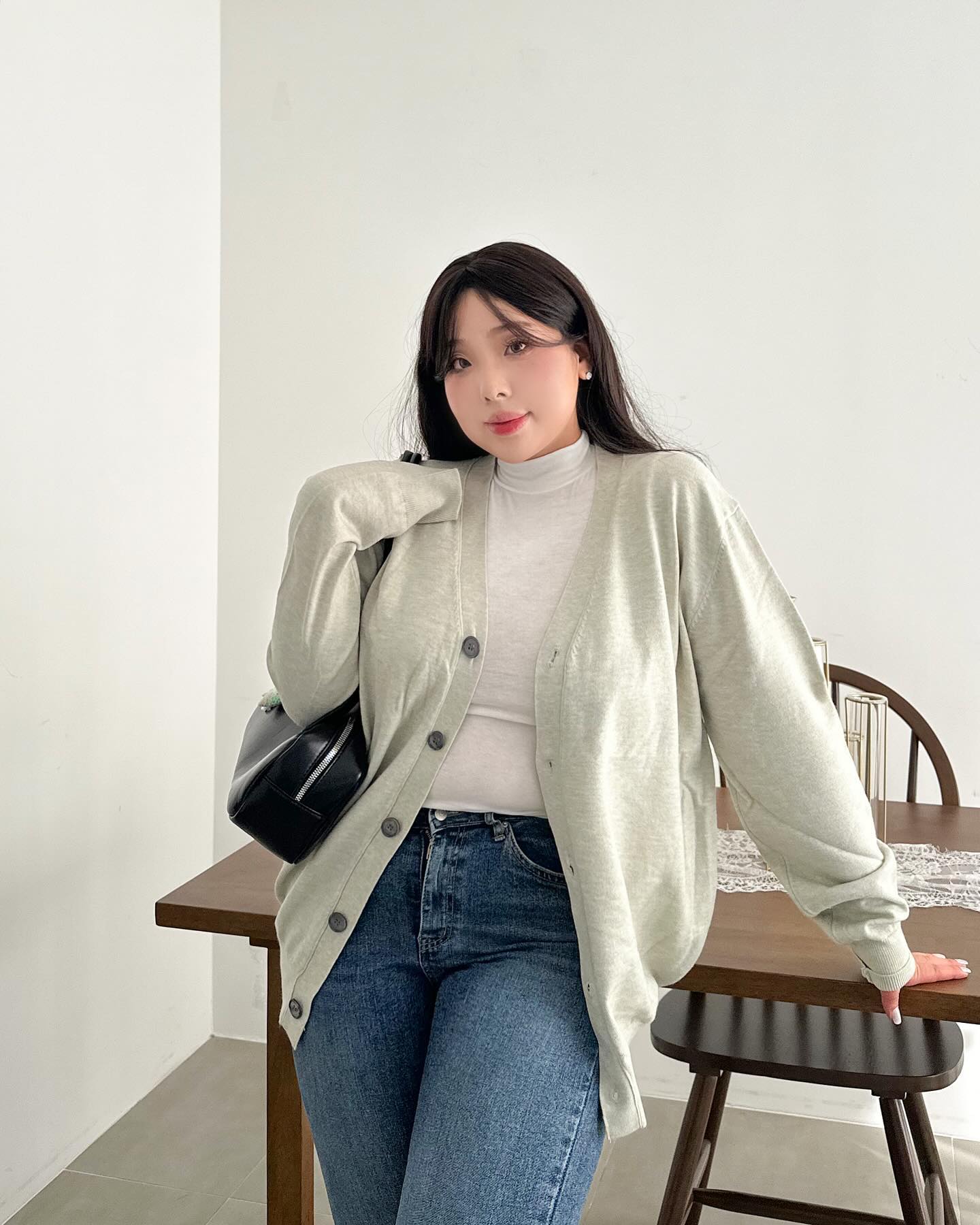 365일 내내 언제 어디서든 두루두루 활용하기 좋은 가디건을 소개할게요 - ◡̈ 
#백화점퀄 이지만 3만원대의 착한 가격, 17가지 색상과 두가지 사이즈로 폭 넓은 선택지가 되는건 물론!! 
#남녀공용 #빅사이즈 로 #커플템 으로도 넘 좋을거예요-!