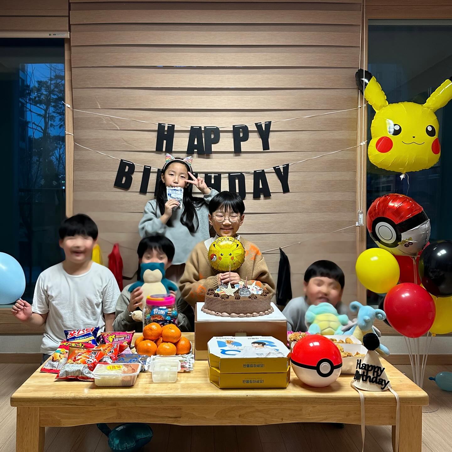 ⋆
우리 결이 생일파티🎉
고민고민하다가 게하 빌려서 했는데 두 번은 못하겠다 아들아🤣
집에서 할 생각 안 하긴 했지만 집에서 했으면 큰일 날 뻔 ... !
남자애들 넷에 여자애 둘 있으니 세상 시끄럽 .. 
여튼 아들 소원들어주기 성공❛ᴗ❛ 

#이제시작 #소원이몇개니 #결이생일주간 

-
-
-
-
-
⋯ 
#결이그램 #마이결 #생일파티 #생파 #초등생일파티 #초등생파 #게하 #게하파티 #아파트게스트하우스 #아파트게하 #1월생 #생일주간 #결센이네 #결센이네주말 #결센남매 #아들소원풀이 #생일소원 #아들생일파티 #아들생일상 #hbd #결이생일