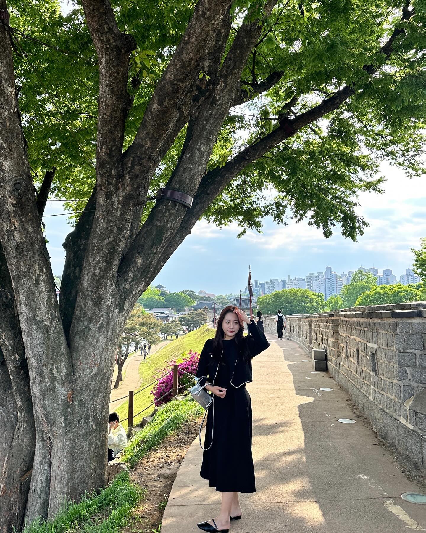 선물받은 가방매려고 생전 안입어본 스타일로 간만에 데이트💕
에버랜드 가려다 치마가 불편해서 행궁동 데이트 하기 ㅋ.ㅋ 

✔️우리의 기록 24.04.22 만난지 1094일
