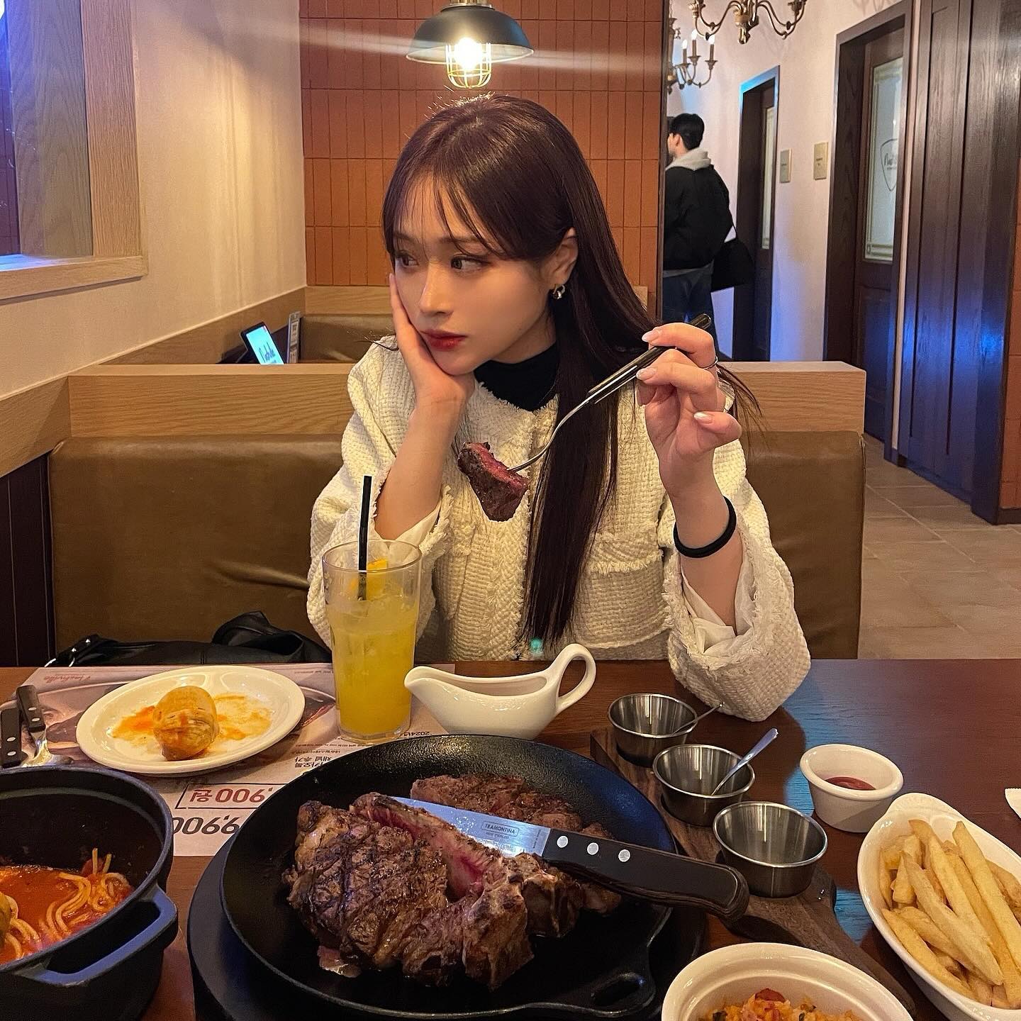 #협찬
도곡역에 새로 오픈한 내슈빌스테이크하우스에 다녀왔어요🍽️🥩

제가 택한 메뉴는 USDA 프라임 포터하우스 스테이크 시그니처 세트 (포터하우스 750g + 사이드 2개 + 스프 2개 + 파스타 1종 + 에이드 2잔 + 커피/티 2잔)로 구성되어 있는데 내슈빌 스테이크 하우스에서만 먹어볼 수 있는 아메리카 정통 스테이크인 것 같았어요!

먼저 나온 부드러운 식전빵과 머쉬룸 스프, 콘스프로 따뜻하게 몸을 녹여준 후에 나오는 오렌지 에이드도 너무 상큼달달하니 맛있었구😋 파스타는 핫 팟 토마토 파스타를 주문했는데, 왕왕 큼지막한 새우,조개,오징어 등의 시원~한 해산물들과 매콤한 소스가 느끼함을 딱 잡아줘서 최고..!

포터하우스 스테이크가 나오자마자 양이 어마어마해서 둘 다 이거 어떻게 다먹지!! 했는데 안심과 등심 두가지 부위가 입에서 알아서 녹아주니까 문제없이 순삭해버렸다는👀 사이드로는 베이컨 김치볶음밥과 포테이토 프라이즈를 시켰는데 계속 손이가는 중독적인 사이드 메뉴들..😋

후식으로는 아메리카노를 시켰는데 너어어무 배부르길래 집에 가는길에 먹으려고 테이크아웃 했어요ㅎㅎ다 먹고 나서는 쇼핑백안에 내슈빌 스테이크 하우스의 에스프레소 머그잔과 다이어리 등 굿즈들을!! 

내슈빌 스테이크 하우스에는 스테이크 뿐만 아니라 다른 다양한 메뉴들도 너어어어무 많은데 하나같이 정성스럽고 맛있어보이는 메뉴들로 구성되어있어요! 게다가 매장도 완전 넓구 깔끔한데 단체모임 하기 좋도록 룸까지 있어서 가족모임,회식 등 추천합니다!! 도곡에 이렇게 맛있는 패밀리 레스토랑이 생기다니.. 오픈 이벤트로 할인도 많이 하고 있는거 같은데 또 갈거야... 강남 스테이크 맛집 진짜 인정,,🥹🫶🏻

#내슈빌 #스테이크하우스 #강남스테이크맛집 #내슈빌스테이크하우스 #강남스테이크맛집 #도곡스테이크맛집 #디너의여왕 #포터하우스스테이크 #포터하우스 #토마호크스테이크 #토마호크 #스테이크 #대치동맛집 #도곡역맛집 #도곡맛집 #강남회식 #강남맛집 #패밀리레스토랑 #강남레스토랑 #도곡역 #대치동