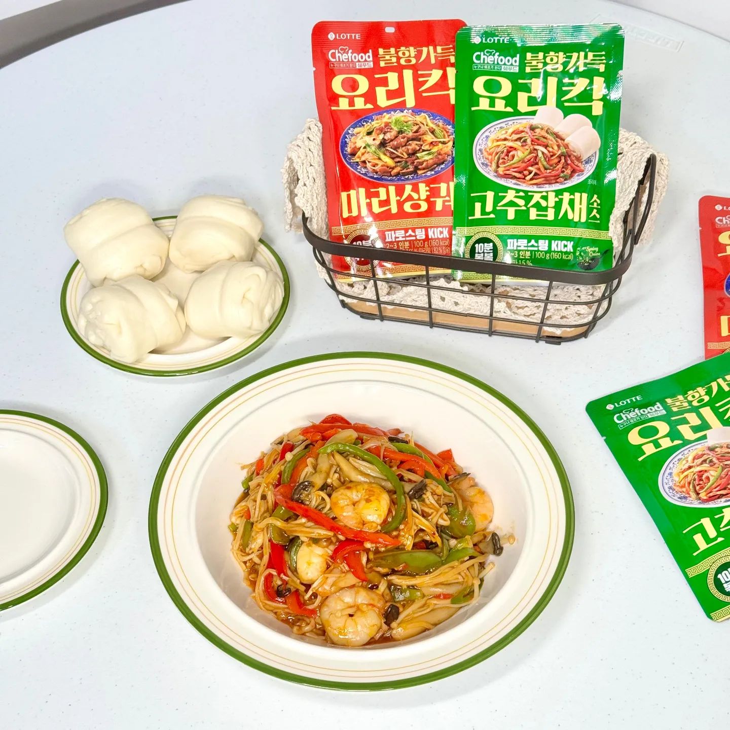 #광고

요즘 요리가 재미난다요!

120°에서 파를 로스팅하여 #중식맛집 의 불향그대로 담아낸
감칠맛 나는 요리킥 소스와 집에 있는 재료만 있음
누구나 중식 쉐프가 될수 있다는 사실!

사장님 귀는 당나귀 귀에서 소개된
이연복 쉐프의 불향가득한 고추잡채를
#롯데웰푸드 #요리킥 소스 하나로 일품요리가 뚝딱!

#팽이버섯고추잡채 레시피도 세상 간단!
청양초,청피망,홍피망 채썰고
느티리버섯과 냉동새우 손질해서
프라이팬에 볶아볶아 마지막으로 팽이버섯을 왕창 올려주고
#요리킥불향소스 넣어주면 끝!

맛도 중식맛집 그대로라며 신랑과 아이도 엄지척 👍 
꽃빵과 같이먹으니 고급진 요리가 따로 없다는~

마라샹궈, 어향가지, 마파두부, 소스까지 다양하니
이젠 비싼 돈주고 중식 사먹을 필요없이 
집에서 간편하게 만들어 먹어야겠어요.

홈파티 메뉴로도 안성맞춤!

#이연복소스 #중화요리
#불향가득 #중화요리소스
#중식요리소스 #고추잡채 
#chefood요리킥 #요리킥소스
