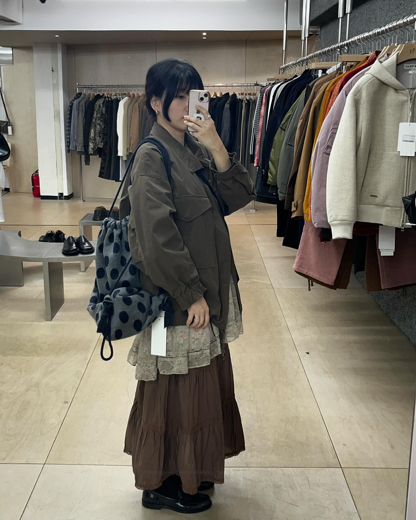 가을이 와버린 주말과 잘 어울렸던 
0wall__clothes 의 사랑스러운 아이템들 🤎
나풀나풀 아름다운 원단에 걸음걸음이 즐거웠다
플라워 패턴의 블라우스를 보고 있자면
벌써 내년여름 일본여행을 계획하게 된다...🌷

#영월#0wall#모리걸#森ガール#ファッション#룩북#성수#쿠에른#패션계정#outfitoftheday#lookbook