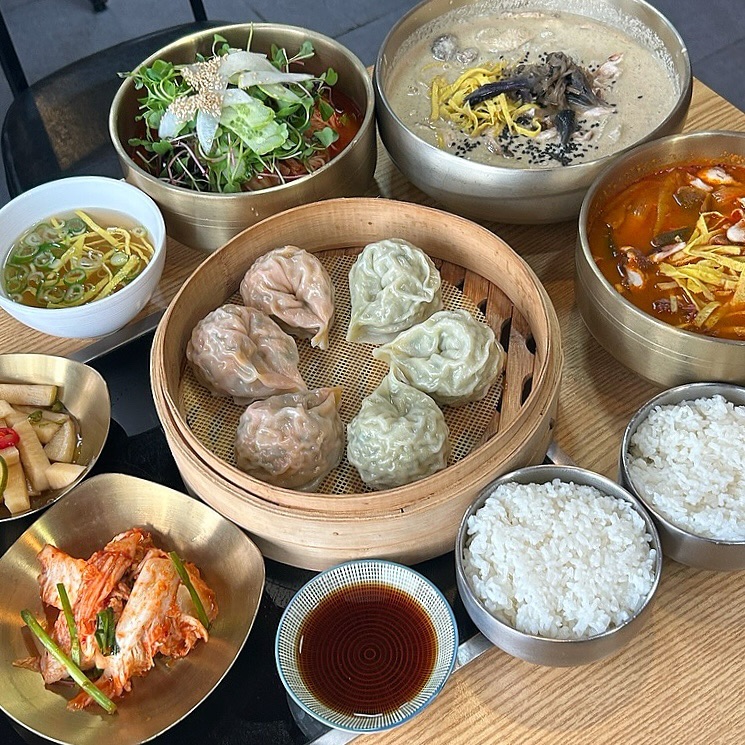 〖 포천_#광릉국수 〗
우리 가족 #단골 식당된 #포천 광릉국수

송화버섯들깨칼국수 송화버섯육개장 
광릉비빔국수 옹골찬만두(반반) 밥 주문 🔖

 🚗주차 : 매장 앞 가능
☎️번호 : 0507-1316-2931
⏰영업 : 11시 ~ 19시 30분 / 라스트오더 19시
❤️주소 : 경기 포천시 소흘읍 광릉수목원로 876 2층
📮포장, 무선 인터넷, 예약, 단체 이용 가능, 유아의자, 주차