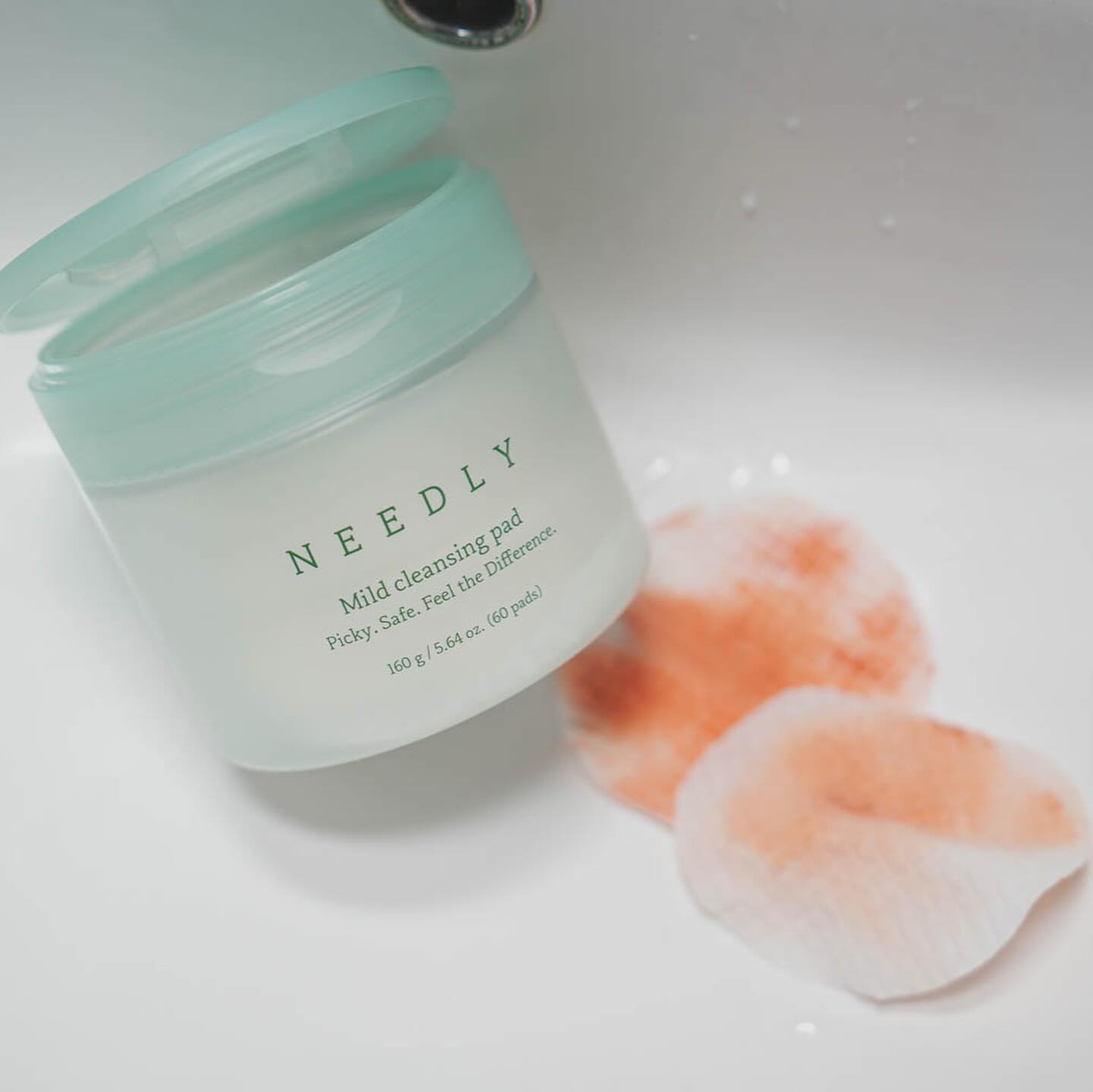#협찬 🧖🏻‍♀️ 게으름뱅이 치트키 #제로클렌징패드 니들리로 오늘 하루 말끔하게 완료 ✨
-
8cm 대형 패드가 촉촉하고 마일드하게 🧖🏻‍♀️ 완벽비율 2가지 계면활성제가 갑갑한 메이크업을 말끔하게 지워줘요 ･ᴗ･ 클렌징 에센스가 흘러내리지 않아 깔끔하게 포인트 메이크업만 순-삭 ✨ 따가울 수 있는 눈과 입술 💋 포인트 메이크업 지우기에 딱이었어요! 미끌미끌 찝찝하지 않은 촉감마저 맘에 쏙 🫶🫶

자외선 차단세 세정력 테스트 완료 ‼️ 피부자극지수와 피부자극정도 제로까지 확인 완료 했어요 😇 니들리패드로 싹싹 야무지고 깔끔하게 클렌징하고나면 보습 방어막이 짠-✨ 마무리까지 산뜻 + 촉촉하니까 #니들리 덕분에 잠자는 시간 5분은 늘었다눙!!
-
-
#니들리 #needly #클렌징패드 #클렌저 #클렌징패드추천 #순한클렌징 #클렌징 #딥클렌징 #저자극패드 #순한패드