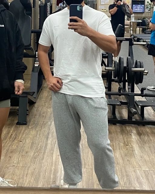 JT on Instagram: "짐웨어 중에서 요즘 핫한 머슬핏 반팔! #머슬리안 #머슬핏반팔 #짐웨어 품이 넓지 않아서 넣어 입어도 깔끔하고 빼고 입어도 깔끔하며 옷 재질이 좋아서 신축성이 상당히 좋습