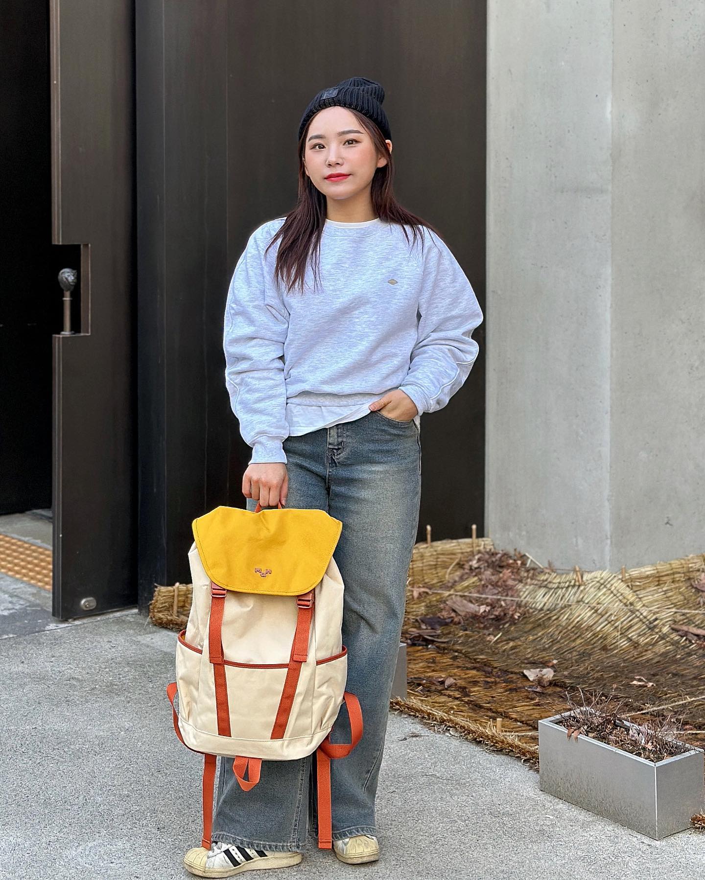 3월 후쿠오카 🇯🇵🍣🍜 4월 대만 🇹🇼🍋🍐
출장과 여행을 앞두고 준비한 여행용가방!
마흐의 영투어백팩이에요. 화사한 옐로 컬러 귀엽됴?
벌써 데일리로 잘 메고 다니고 있어요. 

버클과 스트링 2중 잠금, 도톰한 어깨패드, D링과 바닥면 고리, 사이드 지퍼와 히든 포켓, 양쪽 측면 사이드포켓, 25L용량, 16인치 노트북 수납가능, 690g으로 가벼운 무게, 발수기능으로 생활방수까지~(о´∀`о) 

수납력 좋은 백팩 메고 나랑 여행 갈사람💛