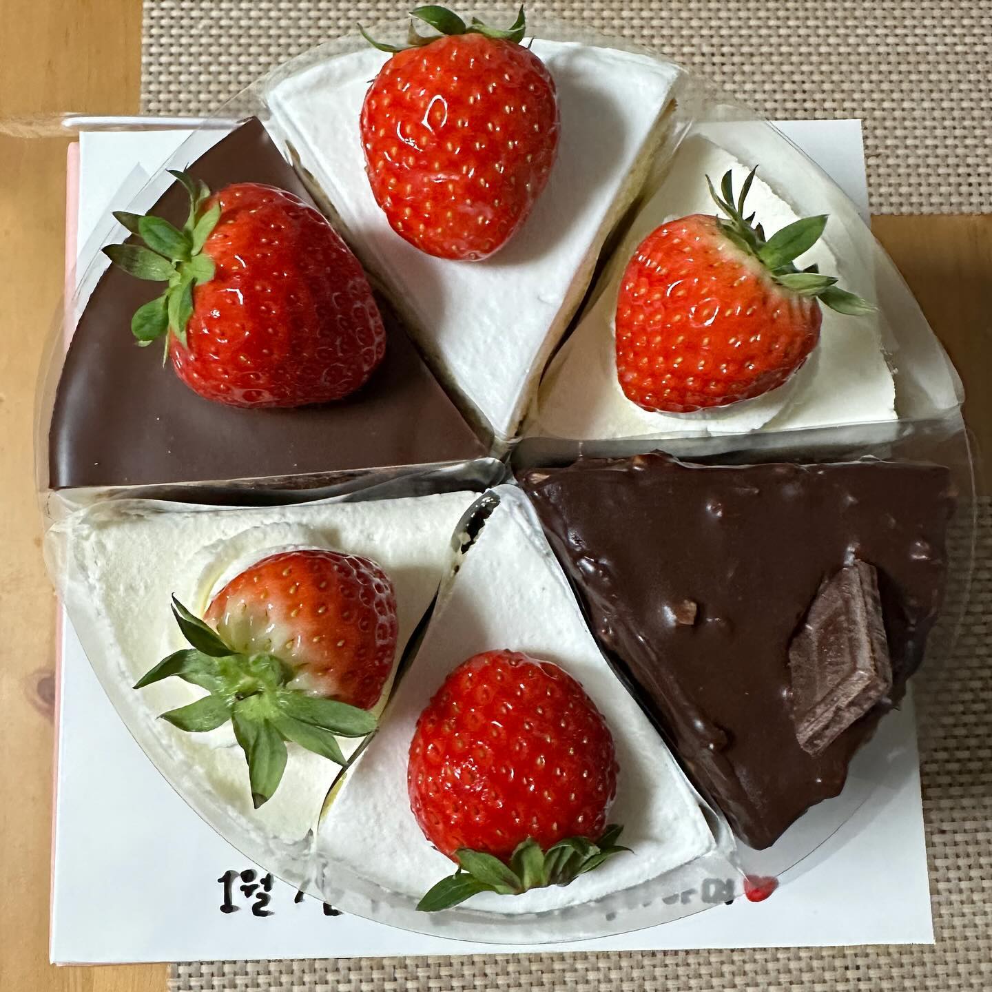 딸기처돌이의 생일케이크🍓🎂

생일이 같아서 생일케이크를 두번 먹을걸 한번 먹는게 아쉽고 나머지는 서로 퉁칠수있어서 편한 우리부부🤣🤣

연애초반에 생일물어보고 서로 
’내 생일 미리 듣고 장난치네?‘라고 생각했었는데 찐으로 생일이 같아서 놀랐다🤣 
태어나서 생일 같은 사람 첨 만났는데 그 사람이 내 남편이 될 줄이야!ㅋㅋㅋㅋㅋㅋㅋㅋ 

여튼 아침에 미역국에 불고기해서 던던히게 아침 먹고 양산가서 카페데이트 하고 집 오는길에 케이크 픽업해서 생일 저녁은 케이크에 치킨으로 마무리😀

역시 케이크는 두번째하루❤️
사장님 계속계속 오래오래 진해서 장사해주세요🫶