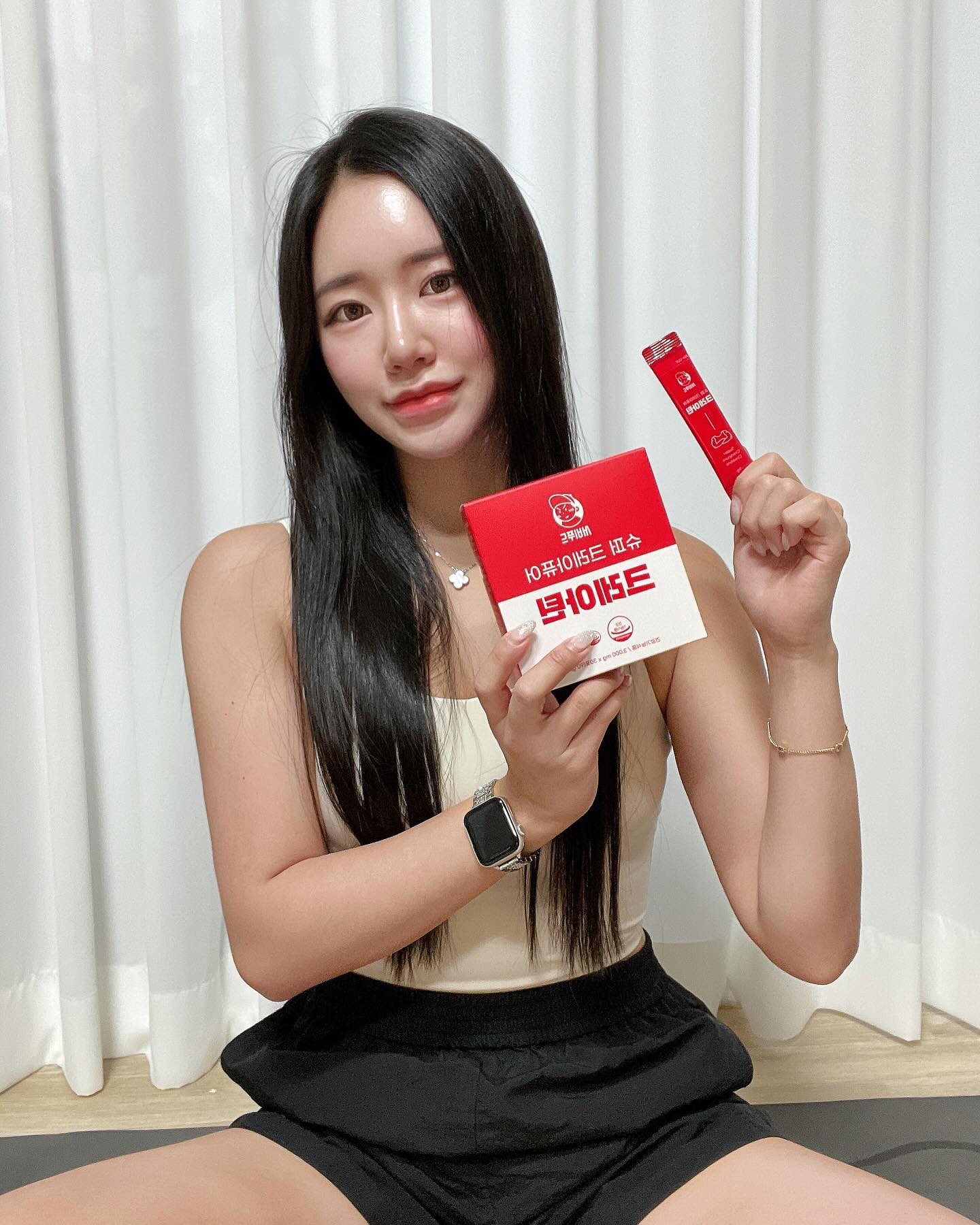 #협찬 
크레아틴은 우리 몸에 있는 성분 중에 하나로
근육에 약 90%정도가 존재하는만큼 
근력운동 시 운동 수행능력 향상에 도움을 줄 수 있어요

요 제품은 한 포당 크레아틴 1,500mg이 함유되어 있어서
하루 2포 먹어주면 되는데요 seobifood 
가벼운 스틱 분말이라 언제 어디서든 간편하게 섭취 가능해요
바로 먹어도 되고 물에 타서 섭취해도 되는데 
레몬과즙이 함유되어 있어서 새콤달콤한 맛이라 
저는 그냥 간식 먹는다고 생각하고 바로 털어먹고 있어요

독일산 크레아틴 최우수 원재료에 L-아르기닌, BCAA, 밀크씨슬 등 
헬스인들에게 필요한 부원료들까지 들어있어서 정말 마음에 들었어요 
운동 열심히 하는만큼 영양소들도 잘 챙겨줘야 하잖아요
똑똑한 필수 제품들로 골라먹어요👌🏻
.
.
#서비푸드 #슈퍼크레아퓨어크레아틴 #크레아틴 #크레아퓨어 #부스터 #타우린 #BCAA #아르기닌 #L아르기닌 #건강기능식품 #GMP #헬스 #헬스보충제 #오운완 #벌크업 #바디프로필