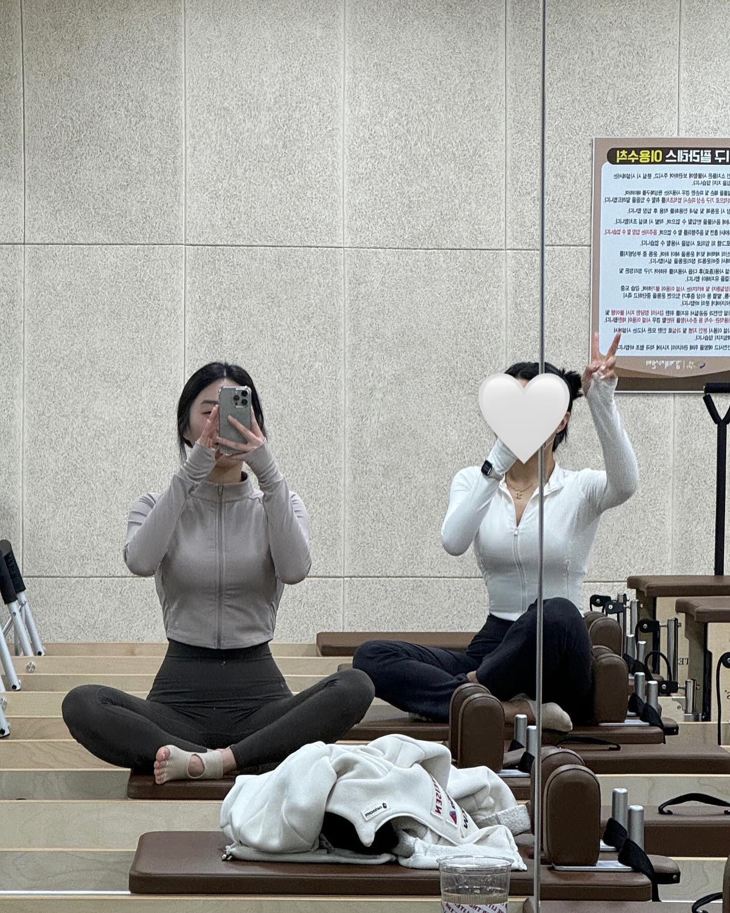 _
✨오늘애 일기✨

유명한 우리 문쌤
극E 쌤이랑 운동하면 줌바댄스 같은 그런 느낌💃🕺
맞춤 운동+땀샘 폭발💦

그 몸매 맘에 안들면 그냥 나 줘여

(오늘도 문쌤이랑 재밌고 유용한 운동 finish)
_
_
_
#필라테스 #운동 #다이어트 #일상 #운동하는여자 #데일리 #근육 #요가복 #diet #여자운동 #창원필라테스 #마산필라테스 #창원필라테스센터 
01.__10_