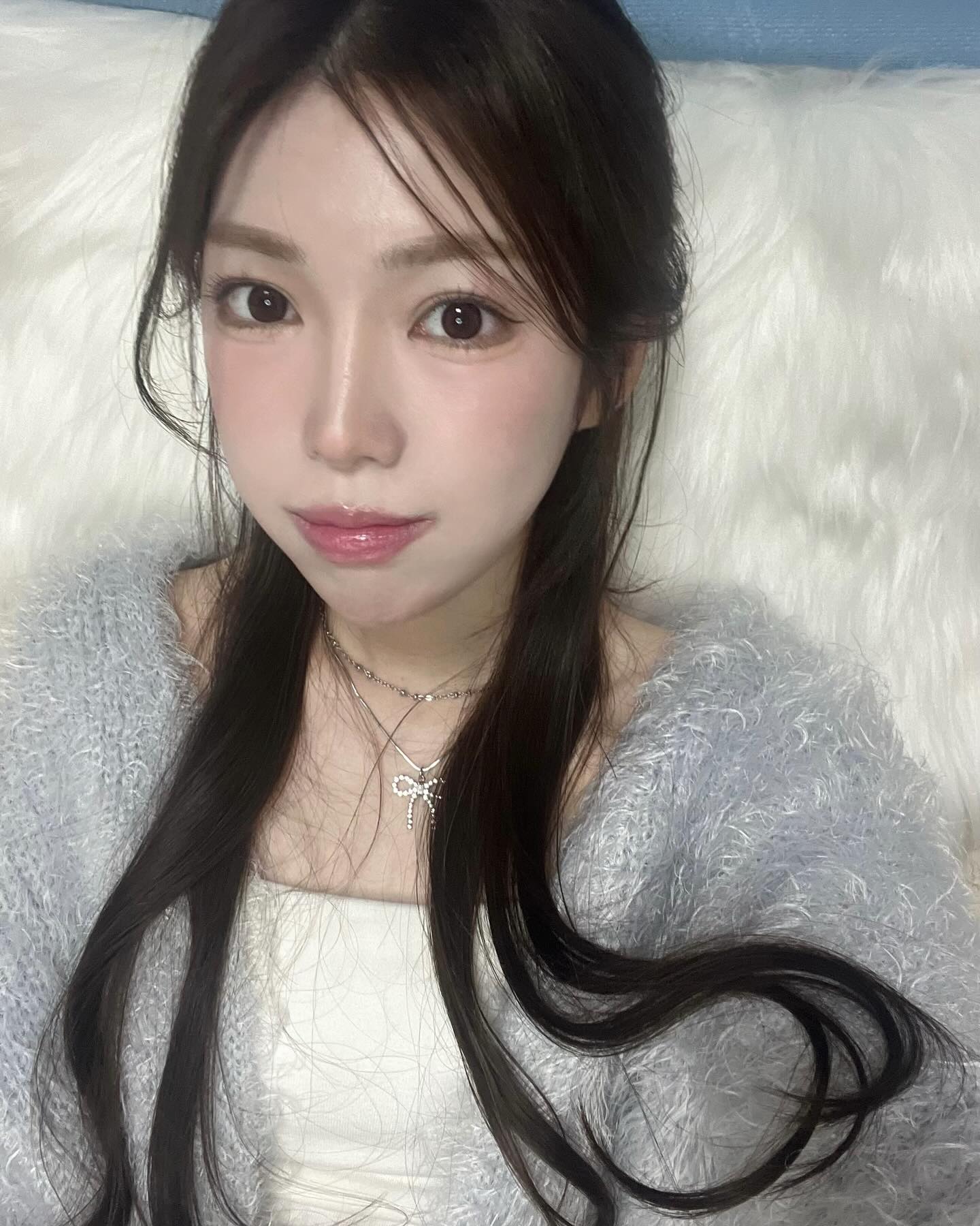 🌷➰𝓒𝓱𝓪𝓷𝓰𝓮 𝔂𝓸𝓾𝓻 𝓿𝓲𝓫𝓮 ➰🌷

oliveyoung_mag_official oliveyoung_official 

각자의 메이크업 포인트 변화로 그날의 기분/무드를 바꿀 수 있다는 점➿🤍

뽀용미 가득한 데일리 메이크업 💗
#하이틴바이브 🌷

➰ EYE ➰
#웨이크메이크 소프트 블러링 아이팔레트 (08 캔디 코랄 블러링)
#3CE multi eye color palette ( #SMOOTHER )
#투쿨포스쿨 프로타주펜슬 ( 1호, 9호 )
#키스미 히로인 메이크 아이래시 세럼 EX 
#에뛰드 컬 픽스 마스카라 ( 03 그레이 브라운 )
#키스미 히로인 메이크 스무스 리퀴드 아이라이너 ( 02 )
➡️웨이크메이크 아이팔레트 ‘스트로우’ 컬러와 투쿨포스쿨 1호 컬러로 애교살 강조❣️

➰ LIP ➰
#HERA 센슈얼 누드 글로스 ( 422 LINGERIE )
#colorgram 탕후루 탱글 꿀로스 ( 03 딸기키킥 )
#하트퍼센트 도트 온 무드 립펜슬 ( 02 크리미핑크 )
➡️하트퍼센트 립펜슬로 오버립, 컬러그램 글로스로 글로시한 립 만들기👄

➰ BASE ➰
#한율 달빛유자 비타톤업 애플존 패드 ( 나이아신유자C )
#한율 어린쑥 수분진정 패드 ( 쑥시카 )
#글린트 톤업크림
#BOBBIBROWN 인텐시브 스킨 세럼 쿠션 파운데이션 ( 포슬린 )
#네이밍 레이어드 핏 쿠션 ( 17Y )
#fwee 립앤치크 블러리 푸딩팟 ( OH! )
#바닐라코 프라이밍 베일 치크 ( 01 glimmer )
➡️글린트 톤업크림으로 피부톤 up!💗 바비브라운과 네이밍 쿠션으로 밝은 베이스를 올려준 후 퓌 푸딩팟과 바닐라코 치크로 뽀용함 up!💗

#체인지유어바이브 #하이틴바이브 #셔터브리티 #fyp #셔터 #올리브영 
#애교살메이크업 #애교살만들기 #가닥속눈썹 #글로우립 #오버립 #뽀용블러셔