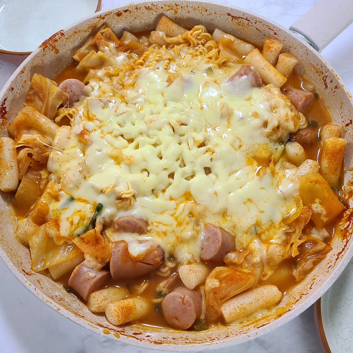 #엄마랑 #점심 #치즈라볶이
.
.
엄마가 같이 점심먹자고 오셨는데
집에 밥이 없어서 치즈라볶이 만들기!
떡, 소세지, 양파, 양배추, 파, 라면사리, 피자치즈!!
내맘대로 넣고 바글바글 끓이기😚