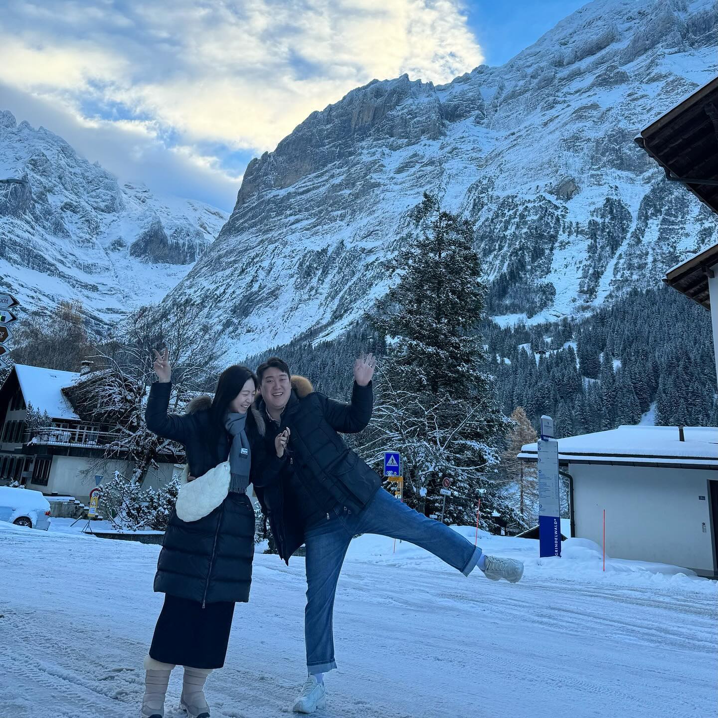 𝗦𝗪𝗜𝗦𝗦🇨🇭♥️ 
어딜봐도 그림이라 냅다 길에서 워치로 기록남기기📷
파리로 가는길 설경이 너무 머찌다☃️❄️🤍
#그린델발트 #grindelwald 
#신혼여행 #스위스 #switzerland #🇨🇭#프랑스 #파리 #paris 
#현진철민_신혼여행