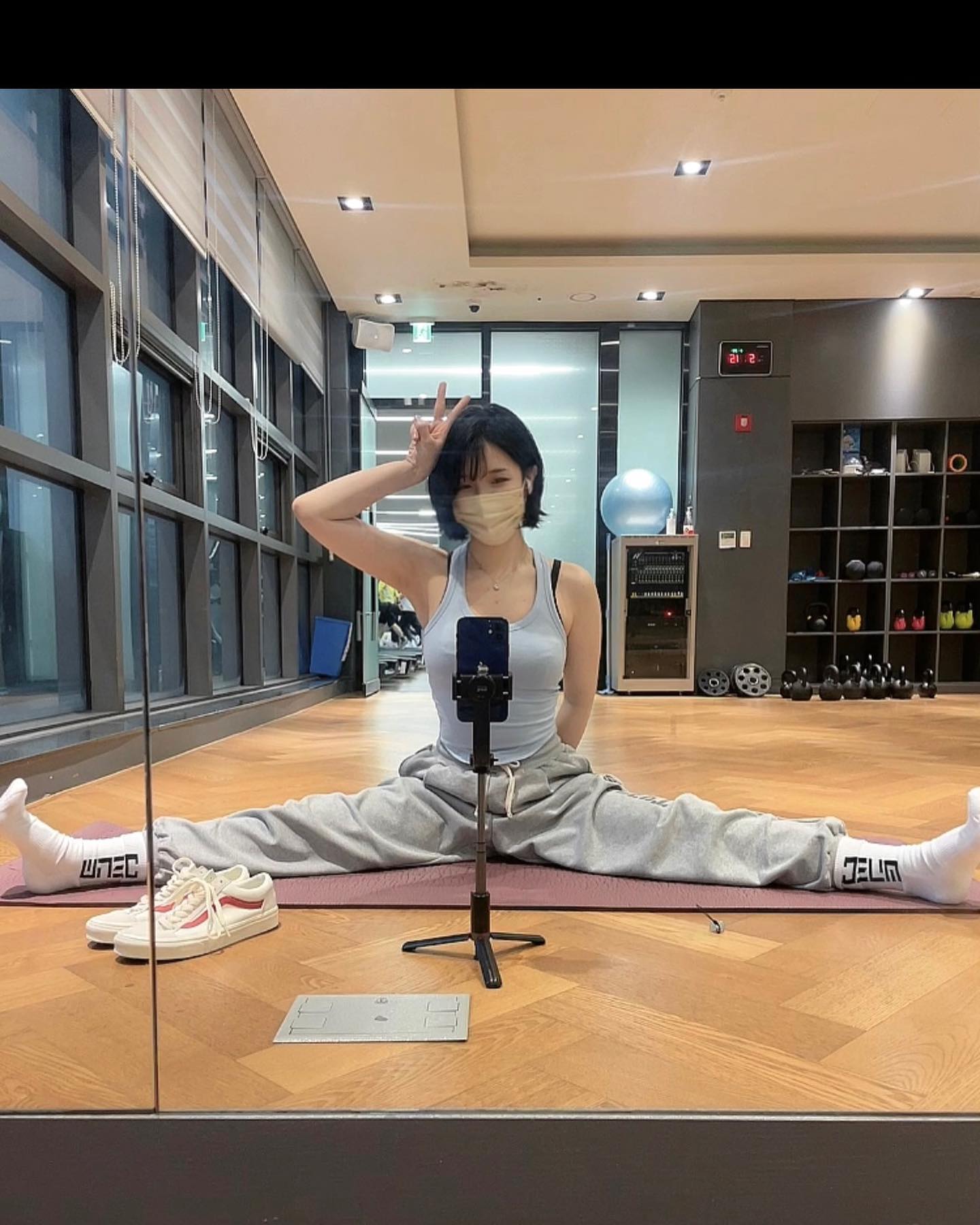 양블리 💗 X 머스콜로 
[muscolo_company ]
#머스콜로서포터즈2기
🚨계획에 없던 짐볼하기🔮두번째사진 확대주의😳

안녕하세요 여러분 양블리입니다 😆❣️
드디어 기다리고 기다리던 
머스콜로 짐웨어들이
도착했어요🎁
👏🏻👏🏻👏🏻

퇴근후에 졸려서 그냥 잘까하다가
도착한 운동복을 보고 눈이 번득 떠져서
바로 헬스장행 했네요 ㅋㅋ

운동하고 셀카찍다가 
우연히 운동복과 색깔이 같은 짐볼 발견!!🩵🩵

급 짐볼이랑 놀다왔어요 😆‼️ㅋㅋ
(세상 단순..🙄)

✅오늘은 짐볼가지고 척추와 어깨, 등 
경직된 상체를 부드럽게 만드는 방법 알려드릴게요👍🏻

✅운동방법✅
Step1. 준비자세
-두 발을 어깨 너비만큼 벌리기🦶🏻
-무릎직각 유지🦵🏻
-두 손을 뒤통수에 대고 팔꿈치를 양옆으로 펼치기🙌🏻
-가슴 최대한 열어주기
-턱을 목 쪽으로 살짝 당기기🐦
-중심유지하기🙏

Step2.만세자세
-천천히 등과 어깨 머리를 짐볼에 얹기 
-만세자세🙌🏻
-목과 어깨의 긴장 풀기💆‍♀️
-손바닥은 천장을 향하게✋🏻
-편하게 호흡🌬️
-15초 유지

Step3.원래대로
-두 손을 뒤통수에 먼저 대고 턱을 목 쪽으로 당기기
-짐볼 밀면서 step1자세로

🙋🏻‍♀️오늘 하루도 운동과 함께하신 울인님들 정말 수고 많으셨구
체력회복을 위해 오운쉼하신 분들도 너무 잘하셨어요😊

1월도 빠르게 지나가고 있는데
우리 앞으로도 같이 화이팅하자구요 ㅋㅋ
지치고 힘들때 함께하는 것만큼 좋은게 없으니까요✨
맞죠?.!🤭💗

—————————————————————————————
📍짐웨어 : #머스콜로 
상의 : 우먼즈 솔리드 크롭탑 
(하늘하늘해서 기분도 날아갈듯 만들어주는 칼라🩵🩵)
하의 : 밀리터리 로고 와이드 조거팬츠
(편안한데 스타일포기 못하는 욕심쟁이 시크릿 아이템😌)
양말 : 빅로고 삭스🧦
(도톰 따뜻 내 발목을 꽉 잡아주는 너👍🏻)
#머스콜로짐웨어 #짐웨어는머스콜로 #머스콜로서포터즈 #운동하는여자 #직각어깨소유자 #운동소통 #운동기록 #오운완 #운동하는일반인 #운동하는맘 #운동하는남자 #운동하는회사원 #운동초보 #헬린이맞팔 #운동소통환영 #짐볼운동 #짐볼운동법