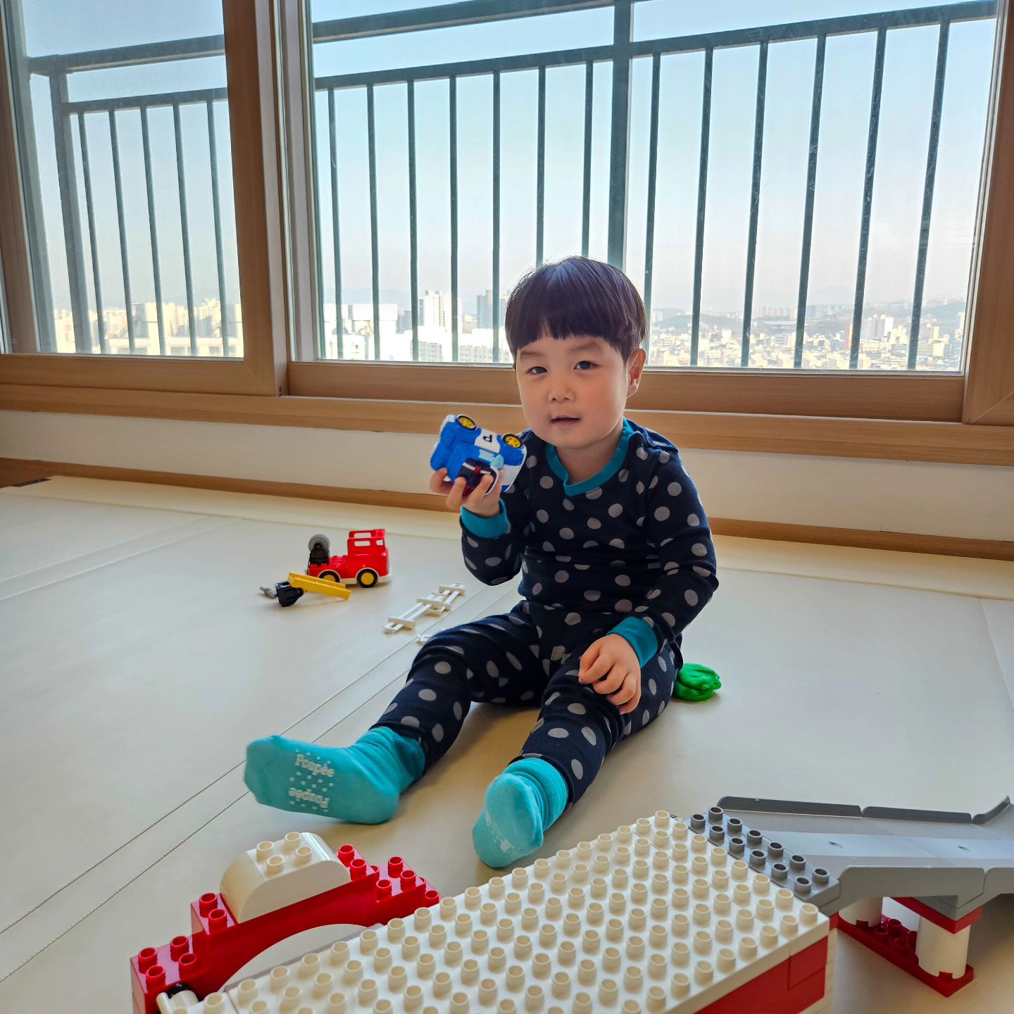 다음주면 방학 끝
마지막 날 되니깐 지친다
하루종일 자동차.. 자동차 질려버렸
얼른 친구들이랑 더 재밌게 놀자!