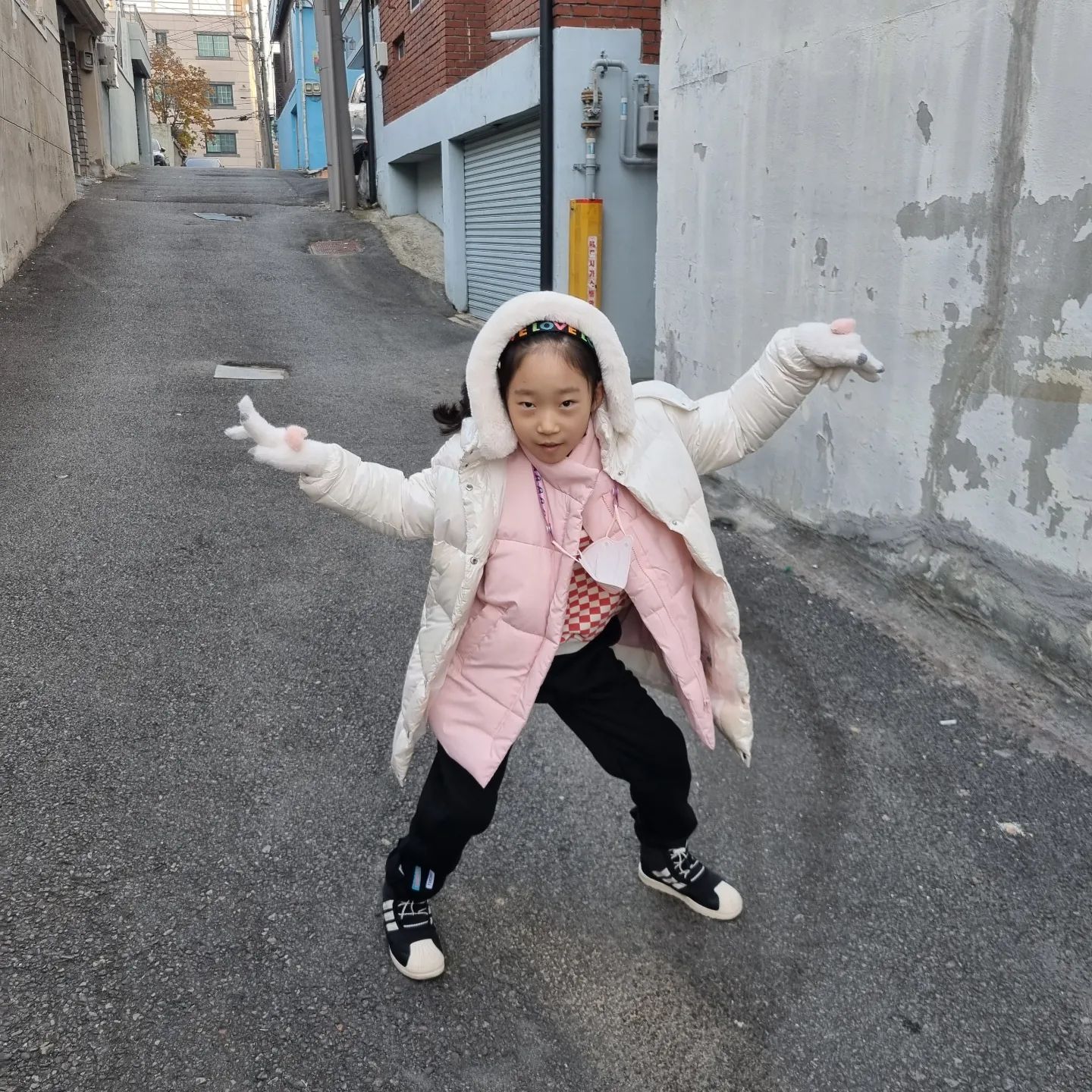 .
.
하이포즈
포즈달인
🤣🤣

윤공주
아침마다.
전화기 들때마다
포즈5개이상 꼭하시는 따님요
한컷.한컷..다 찍어달라는 따님요
🤣🤣🤣

엄마랑 싸우지말고
친하게 지내자
딸
😂😂

오늘도 홧팅입니다 
🤩🤩

#하이포즈#포즈달인#개구쟁이#등원샷#포즈잡다지각할뻔#매일아슬아슬#등원길#일상그램 #일상이주는행복