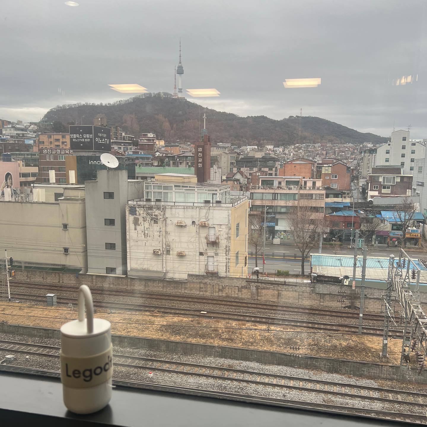 -
지난주부터 어쩌면 나보다 더 열심인 지안이덕에 특별 새벽 예배의 자리를 지키는 중…  영 피곤한지 몸이 비실비실해서 오후에 낮잠을 자다 비몽사몽 걸려오는 전화를 받았다. 잠결에 통화를 하고 끊고 귓가에 맴도는 소리. “놓지 말고 계속해요.” 내가 놓으려던 걸 어떻게 아셨는지… 나만 잘하면 되는데. 내가 참 싫어지고 마음에 안든다. 남들보다 간절한가 보면 그건 또 아닌 것 같아서 자격이 없게 느껴지고. 천천히 가는거지 라고 하기엔 핑계거리가 너무 많고. 현실적으로도 더 이상을 바라는 것은 욕심인것 같고 너무 막막하고, 현재로만 봤을때 그저 밑빠진 독에 물 붓기인 것 같이 미련한 일인가 싶어 그만 두고 싶었다. 나도 모르겠다. 이 일이 왜 이렇게 나의 자존감을 건드리고 도망가고 싶게 만드는지. 어쩌면 나는 실패가 두려운 것일지도 모른다. 단 한 번도 마무리 해 본 적 없는 일. 또 그렇게 될 것 같다는 두려움이 나를 얼게 만들고 시작 자체를 하지 못하게 만들고 도망가버리고 싶게 만드는 지도. 그런데 사실 알고 있다. 지금 도망쳐 버리면… 반복될 것이라는 걸. 일단 정해둔 목표까지는 가보자 다짐해본다. 애초에 시작 또한 내가 시작한 것이 아니었으니. 이 특새 기간 다른 곳이 아니라… 오직 나의 주님께로 도망치는 은혜가 있길. 나의 손 붙잡고 나와 함께 하시는 하나님을 더욱 의지하길🙏🏻