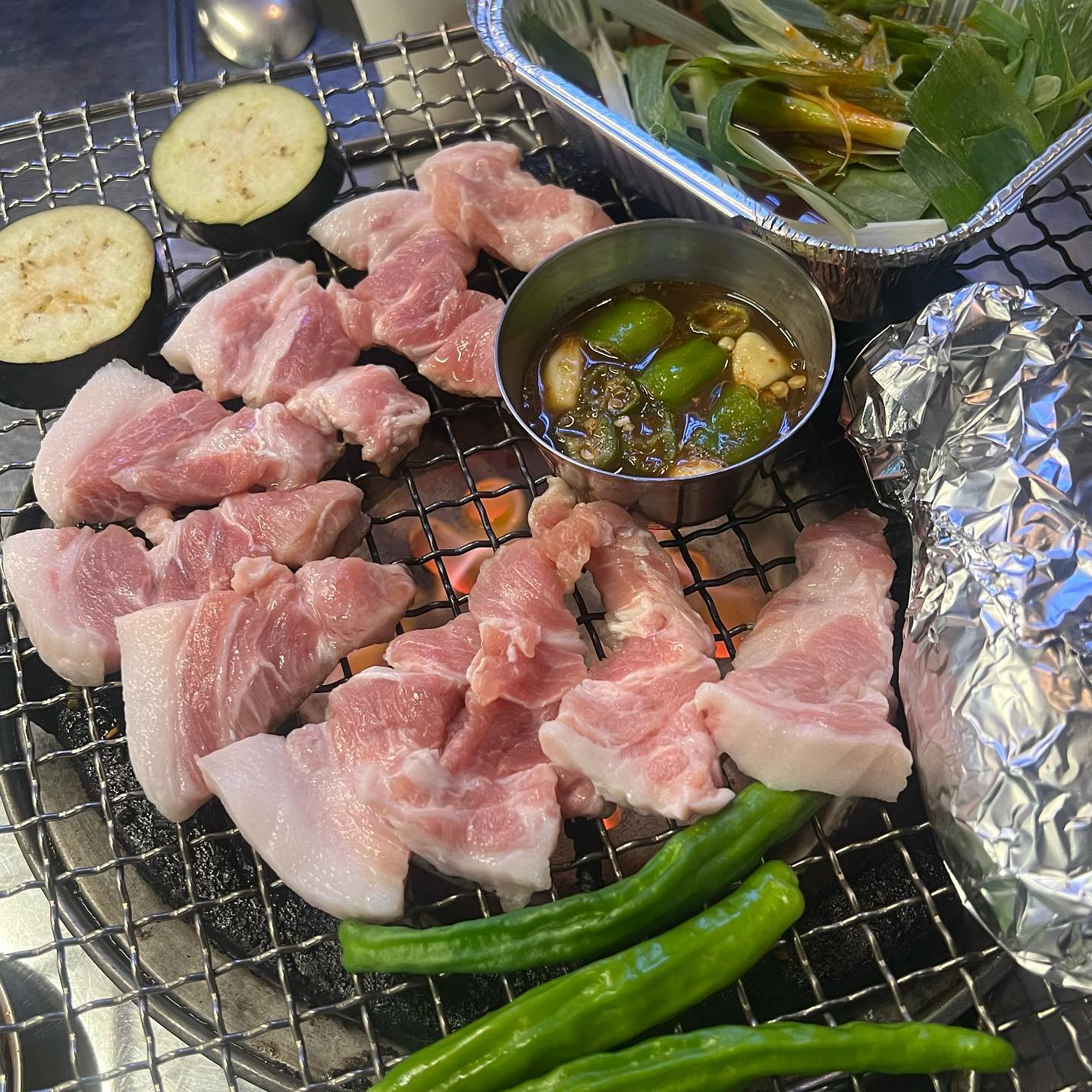 애견동반 가능한 배곧 부속고기 맛집 ‘장군집’
 산책하다 지나갔는데, 괜찮아보여서 방문해봤어요
양념 대파구이 소스도 맛있고 고기들도 완전 맛도리👍🏻
아늑한 실내와 포차갬성 야외의 두가지 분위기를 즐길 수 있고 
귀여운 반려동물도 동반가능하니 너무 좋은거 있죠?!
 소다와 함께 배곧에서의 첫 외식 하고왔습니다ㅎㅎ

담에 또 방문해야지🥰

#배곧맛집 #배곧애견동반 #애견동반식당 #애견동반맛집 #배곧 #멍팔 #일상 #소통환영 #followforfollowback #foodstagram